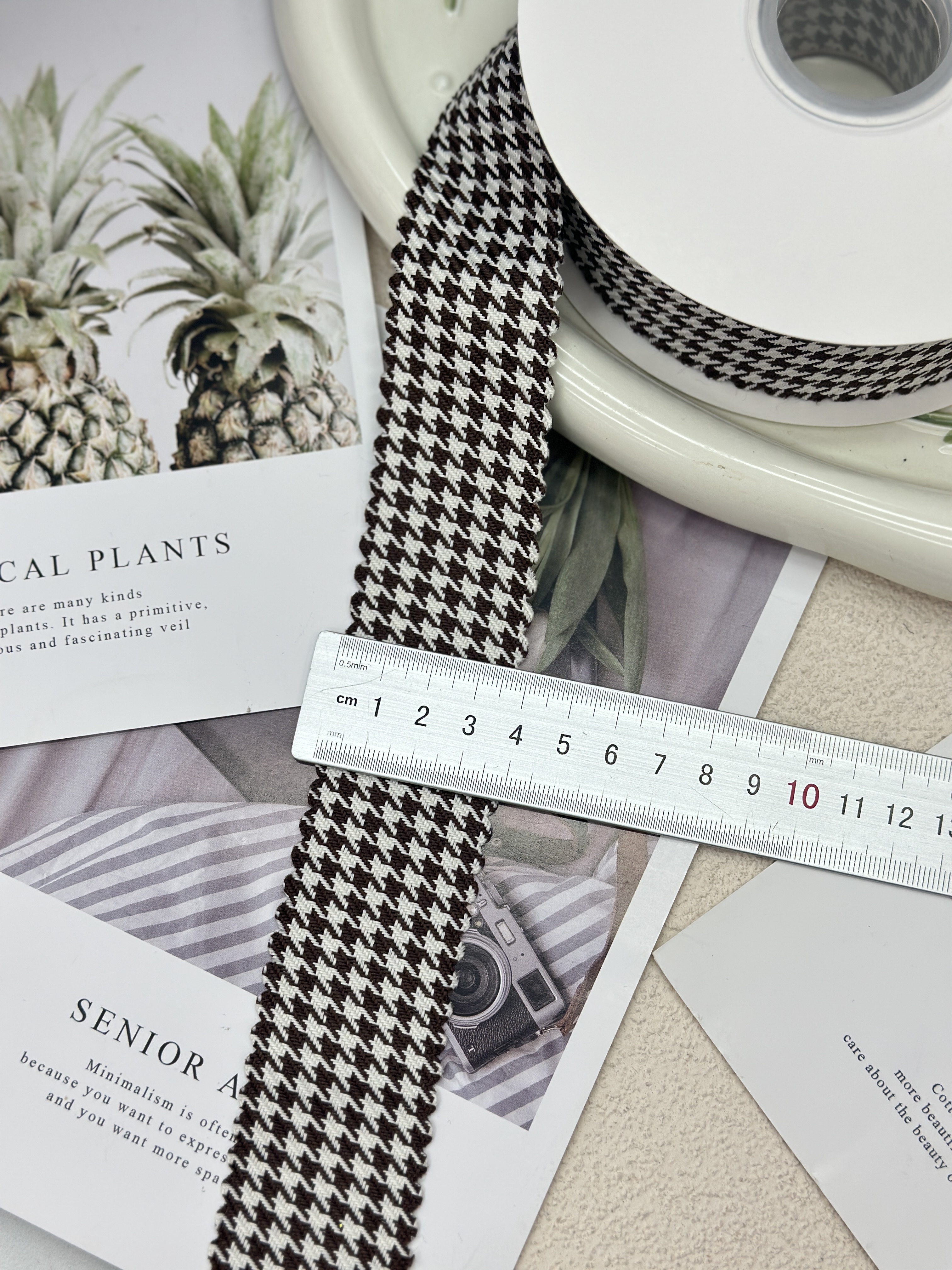 The 12-point notched checkered ribbon can be used for all scenarios such as gift packaging, bouquet packaging, and diy handicrafts Item Picture