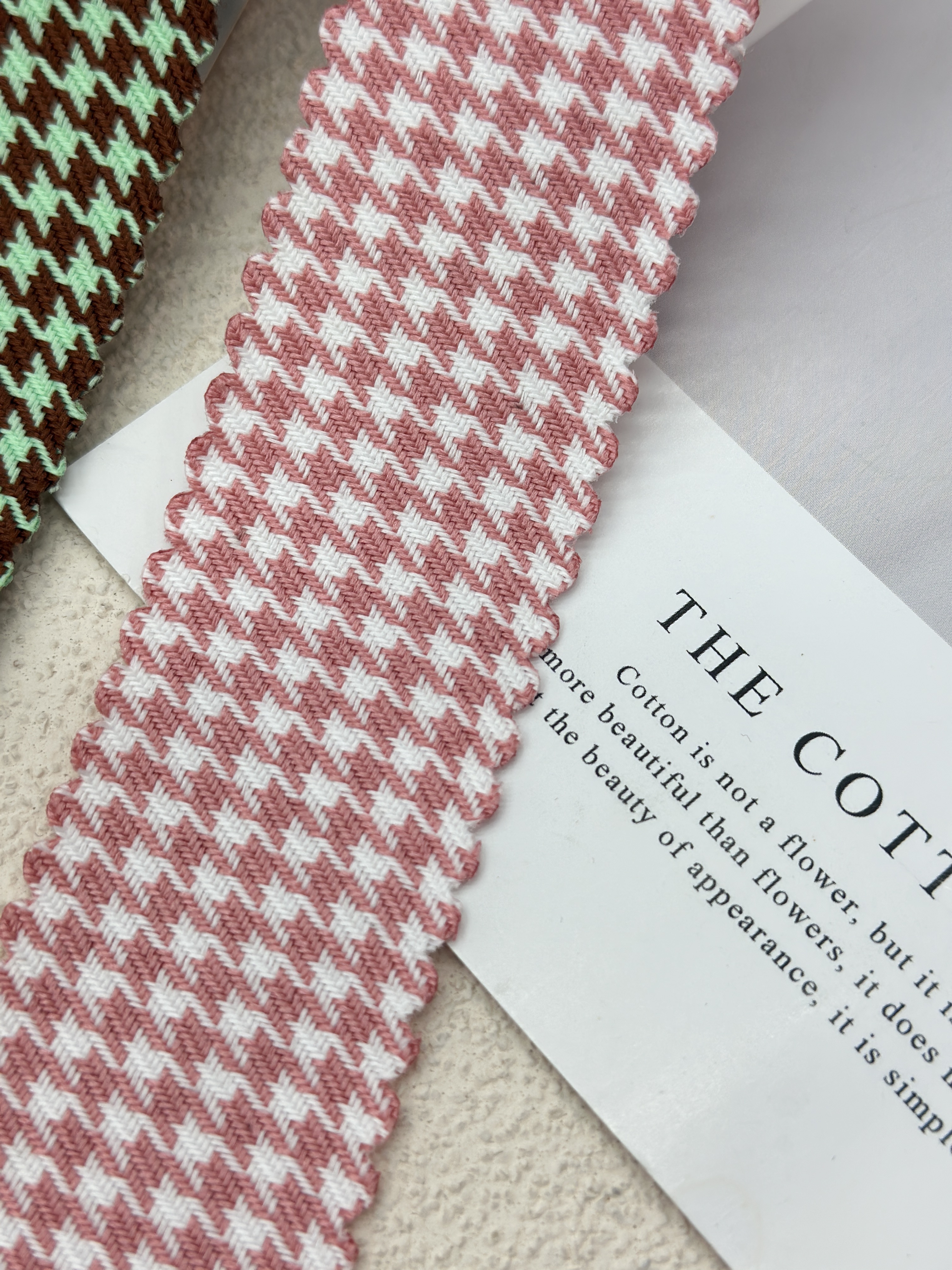 The 12-point notched checkered ribbon can be used for all scenarios such as gift packaging, bouquet packaging, and diy handicrafts Specification image