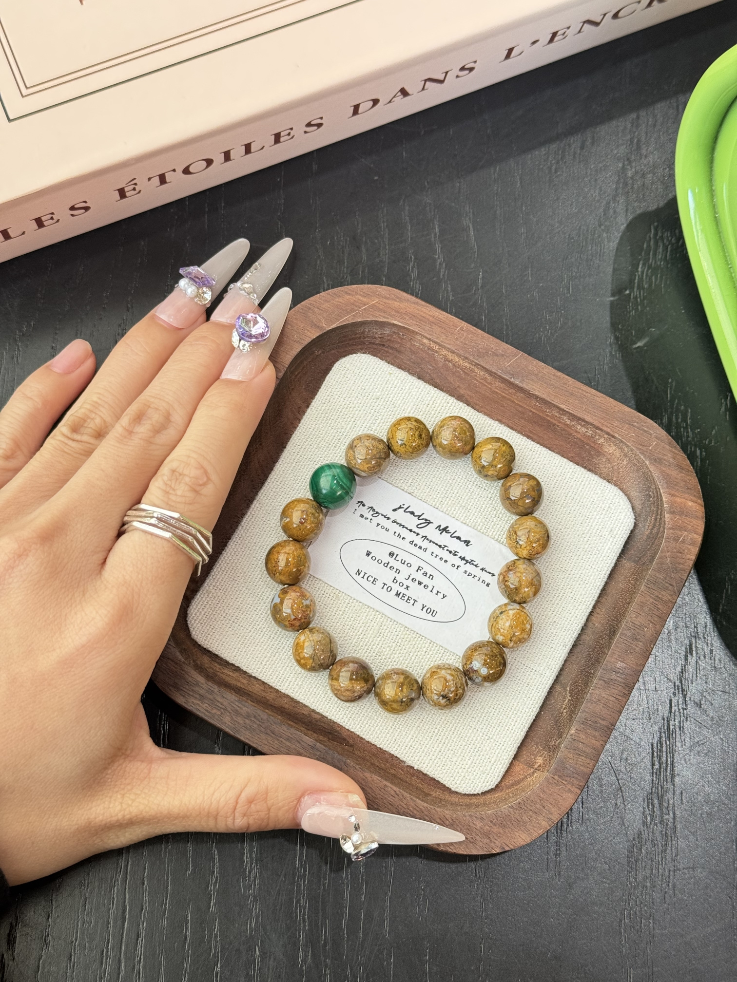 The Xiangsheng series of fashionable bracelets are great gifts. They are exquisite American-style bracelets and new accessories Application Scenario