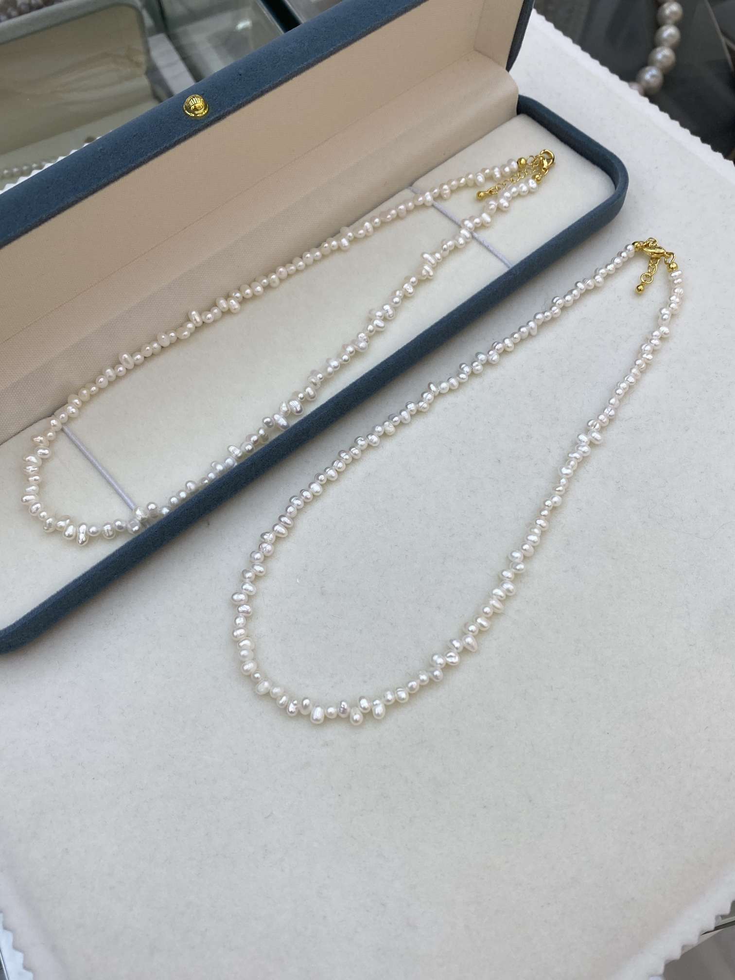 وهناك لفظية طويلة من فولاذ من التيتانيوم يبلغ طوله 5 سم Item Picture
