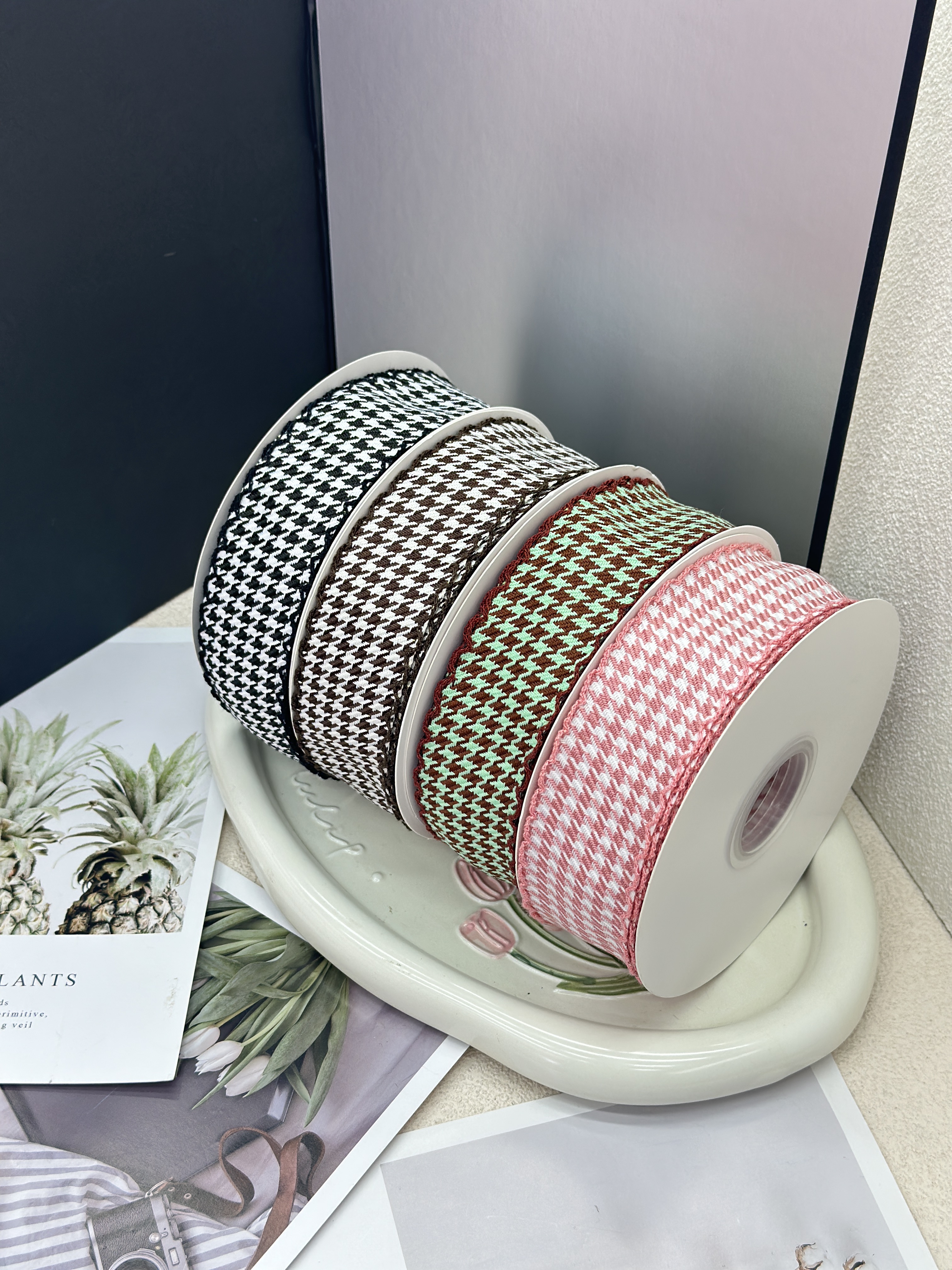 The 12-point outlined checkered ribbon can be used for all scenarios such as gift packaging, bouquet packaging, and diy handicrafts