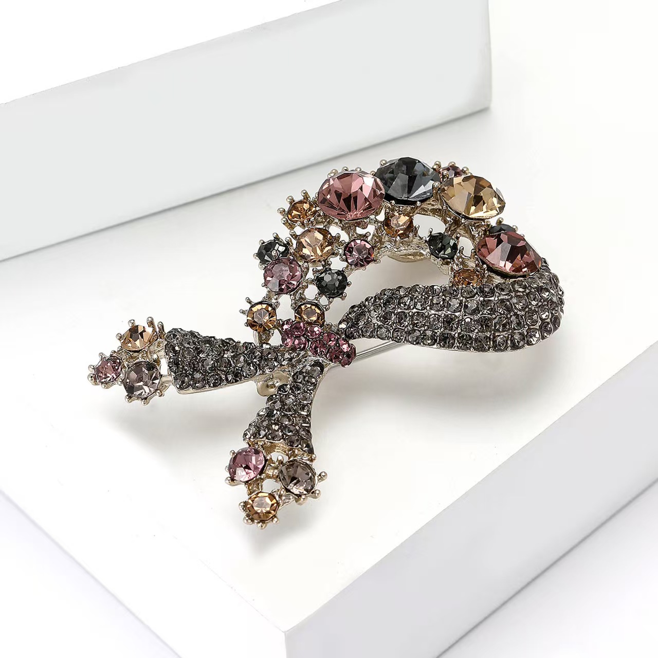 The new simple and retro alloy rhinestone bow brooch is an exquisite and versatile brooch accessory for women's clothing Specification image