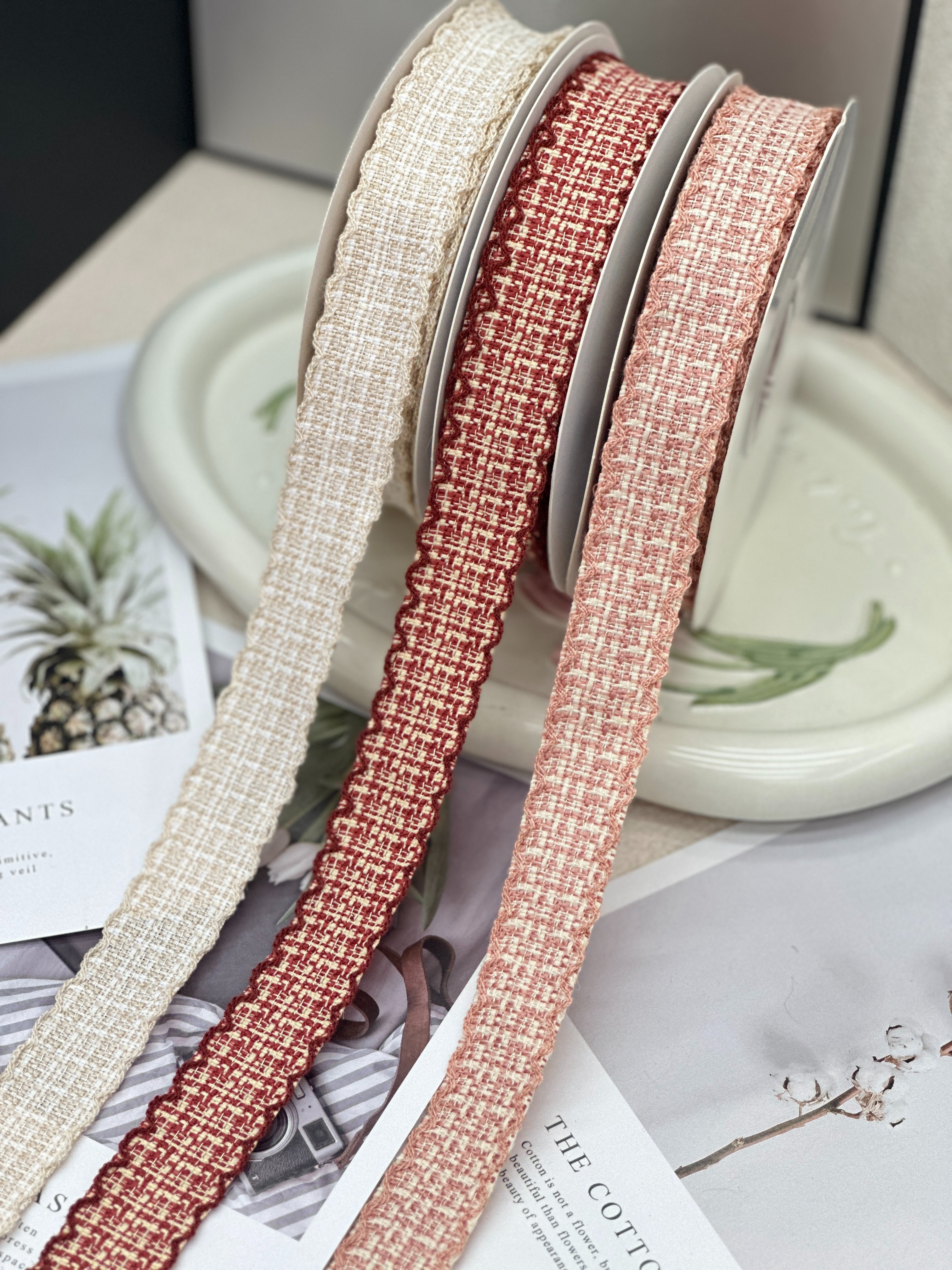 The 8-point hooked edge chanel-style can be used for gift wrapping, bouquet wrapping, bows, and DIY handicrafts Application Scenario