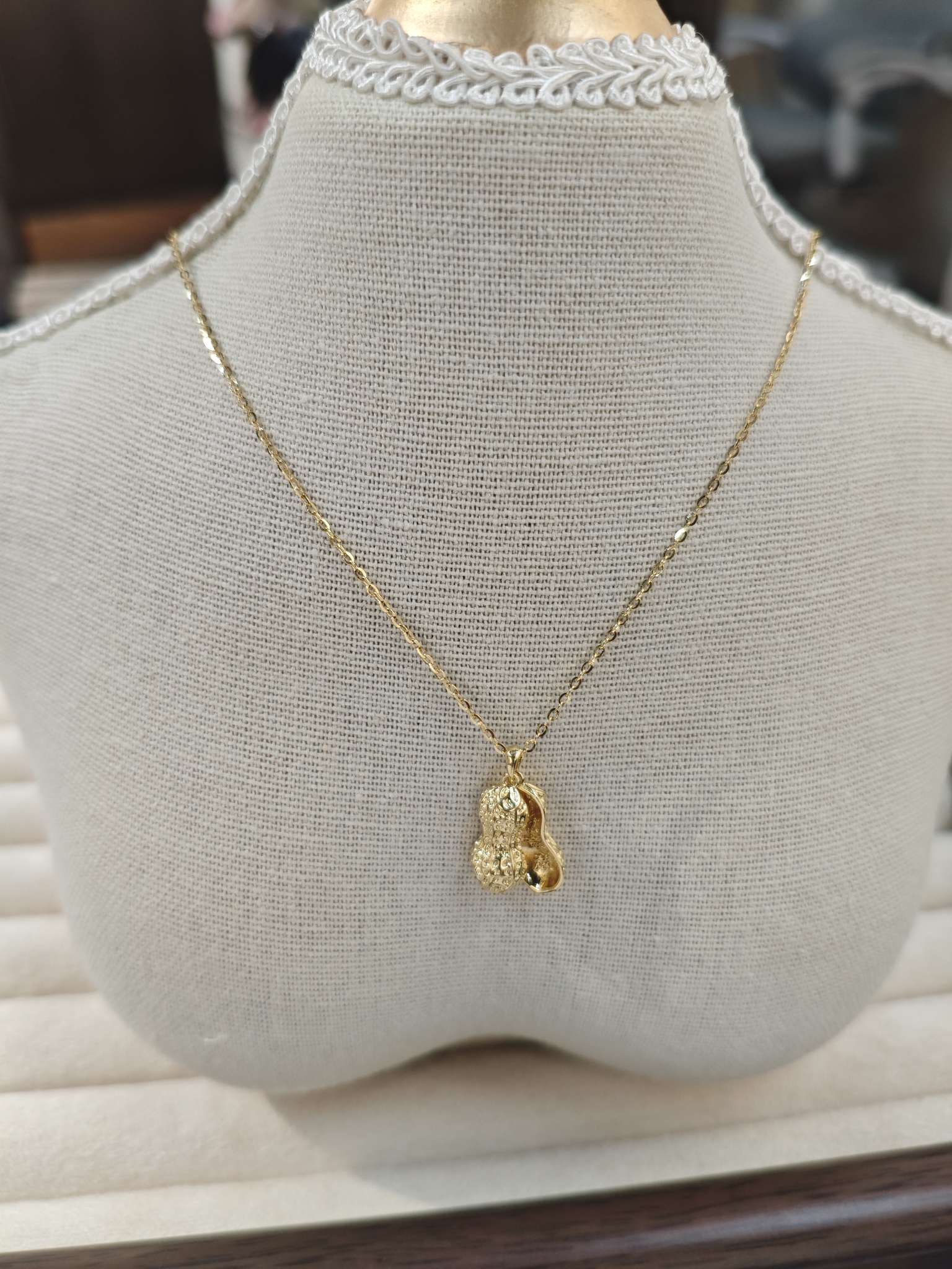 The new necklace is elegant and versatile for ladies. It is a golden peanut S925 silver necklace accessory Specification image