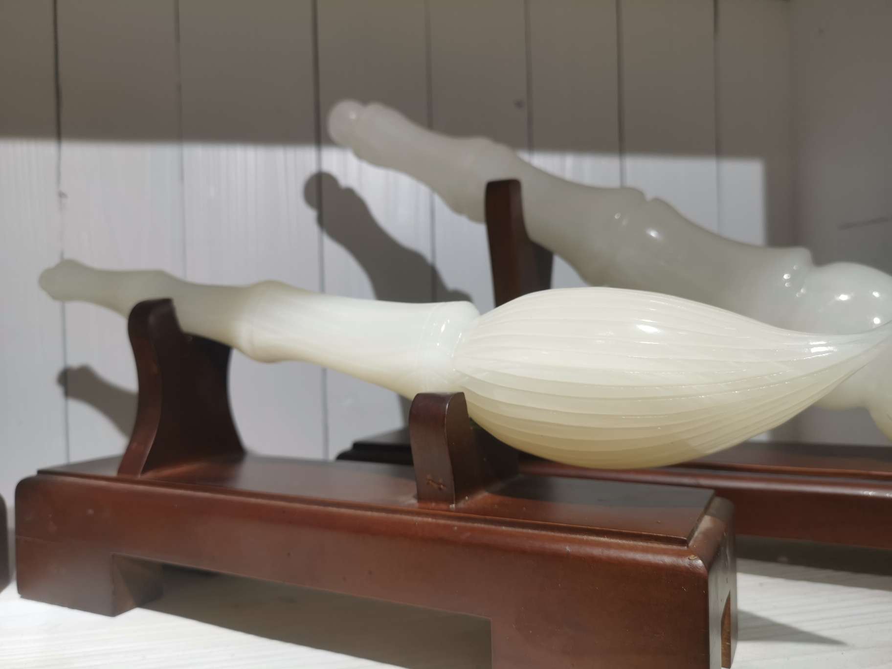 A jade ornament with a divine touch for success in the imperial examination is given as a gift to people, schools, elders, and leaders when moving into a new home