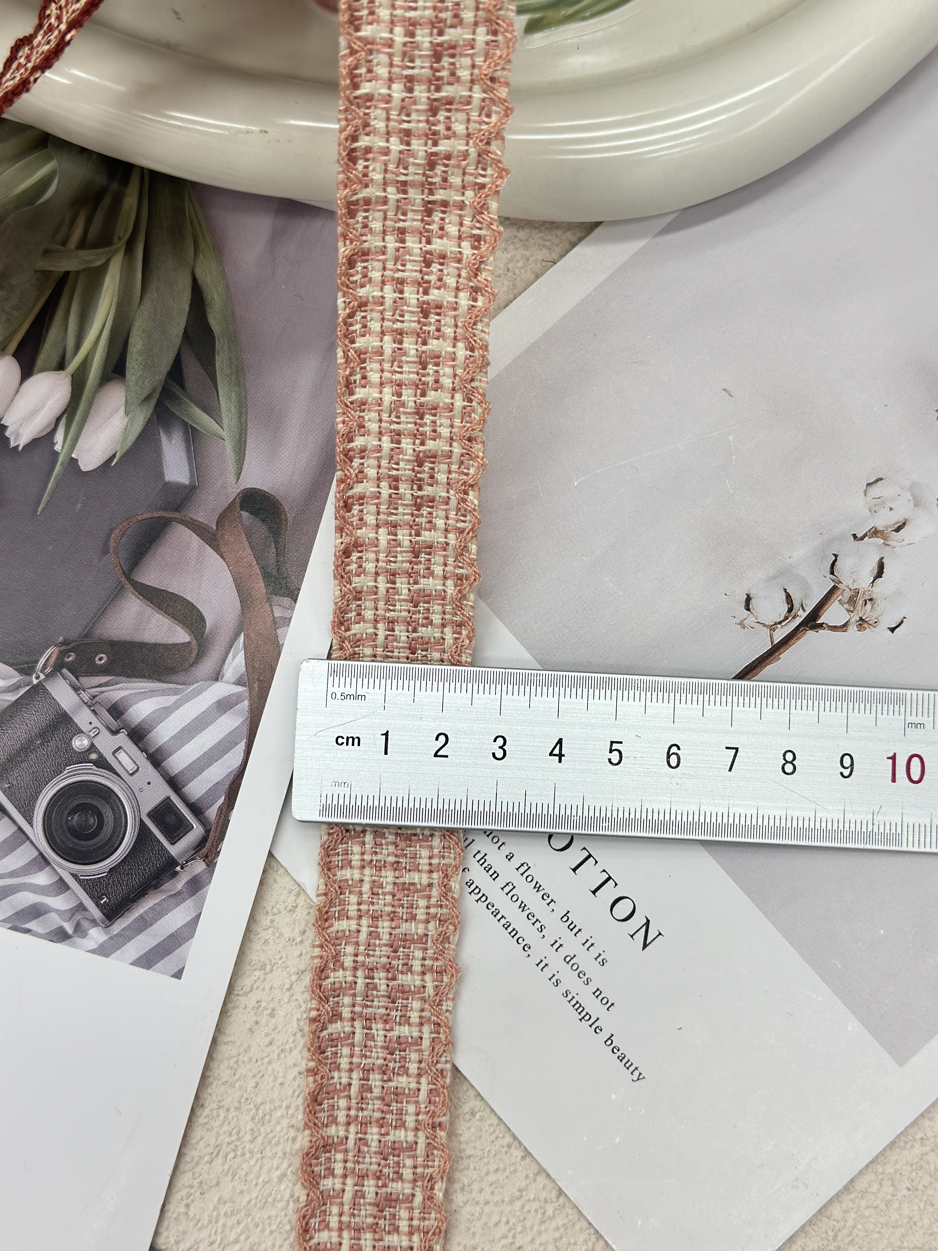 The 8-point hooked edge chanel-style can be used for gift wrapping, bouquet wrapping, bows, and DIY handicrafts Item Picture