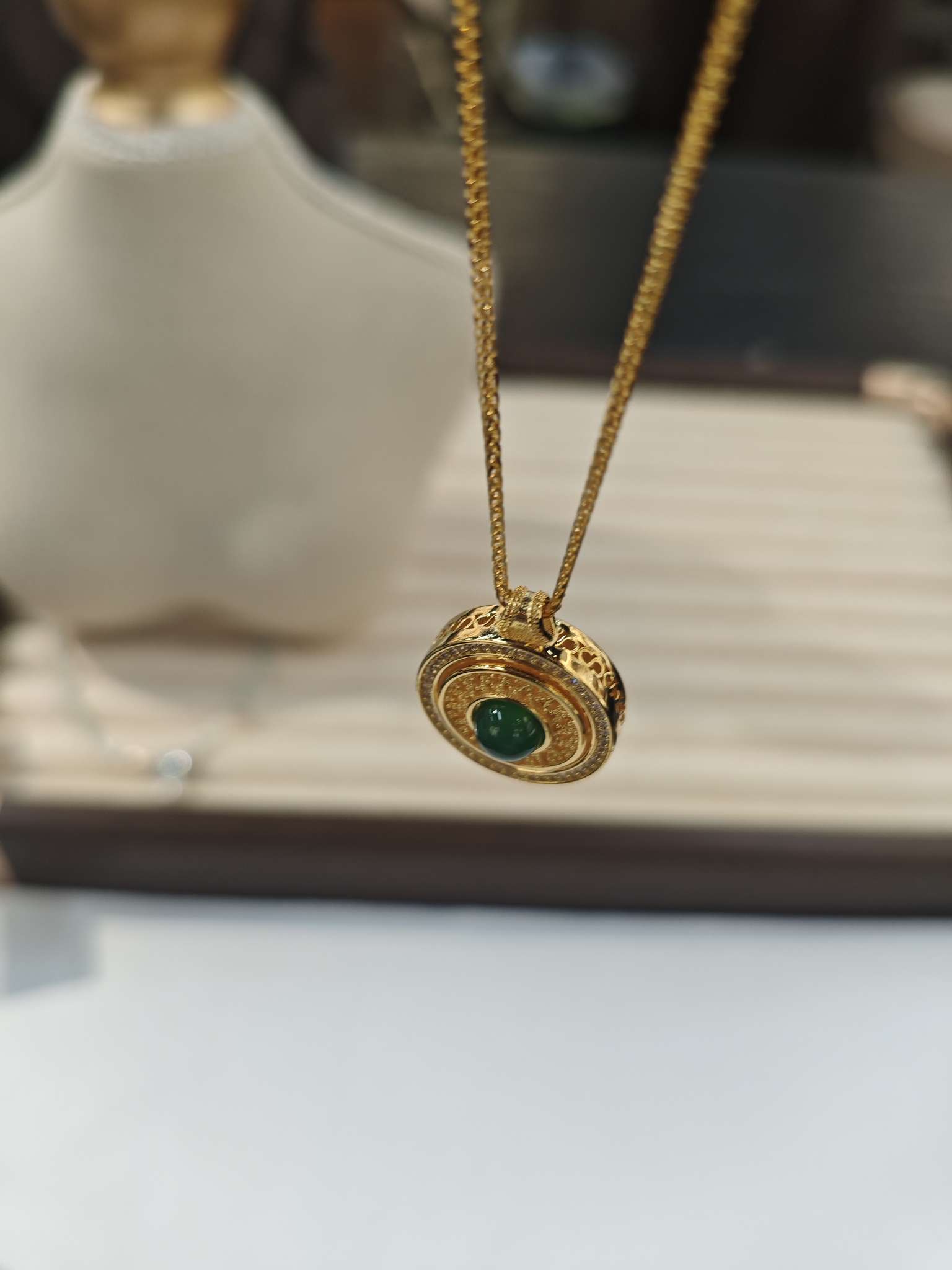 The new S925 silver necklace is a green chalcedony eight-treasure rosette silver necklace accessory detail image 2