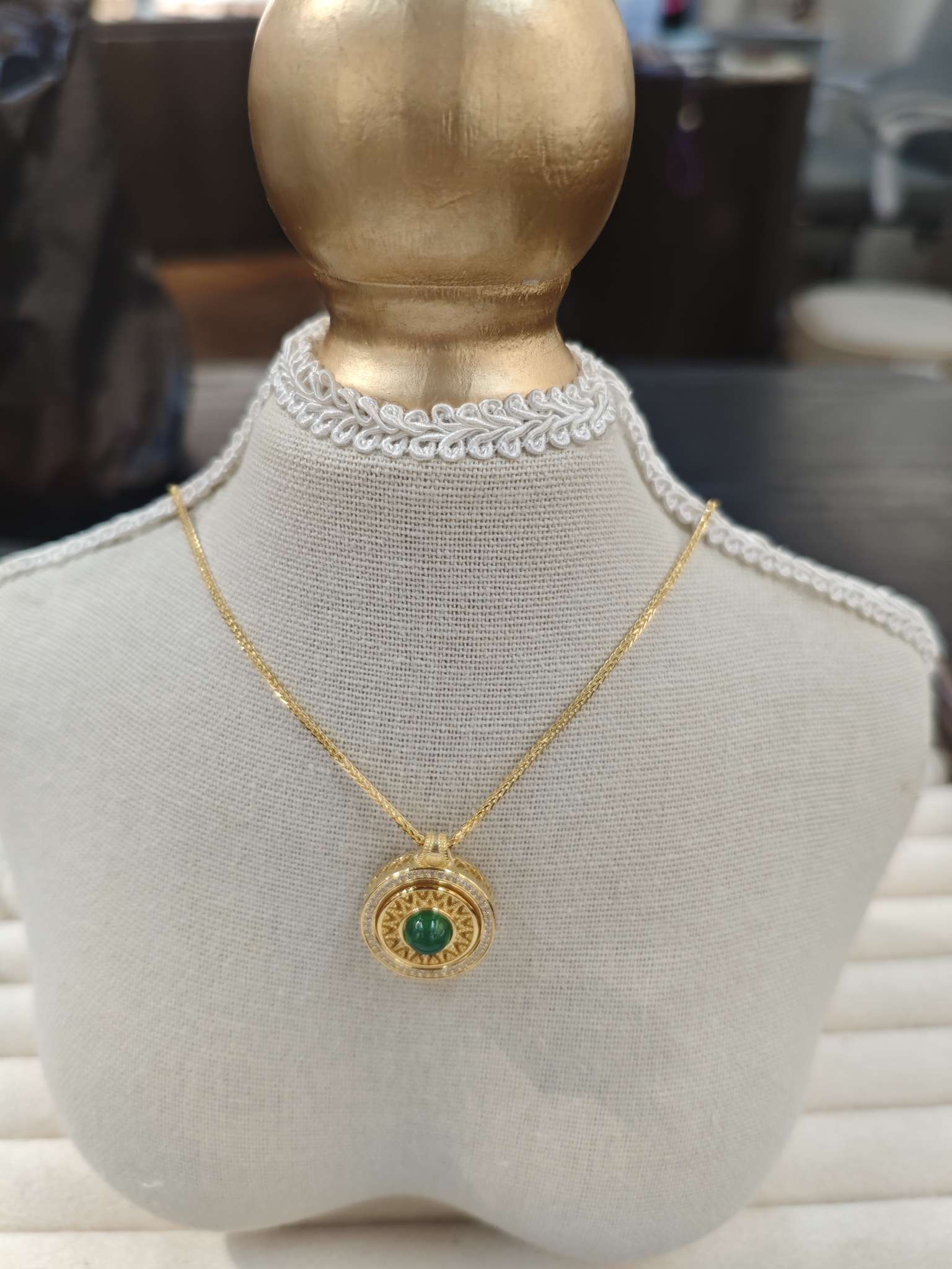 The new S925 silver necklace is a green chalcedony eight-treasure rosette silver necklace accessory