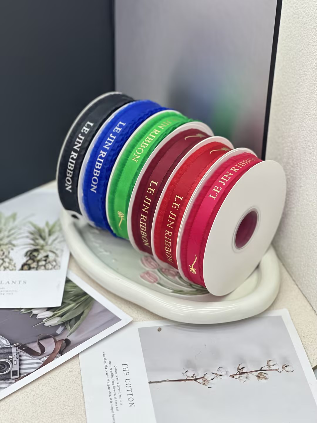 2.5 wide gilding process ruffled edge organza ribbon flower gift box packaging, DIY special, factory direct delivery, custom logo contact customer service.