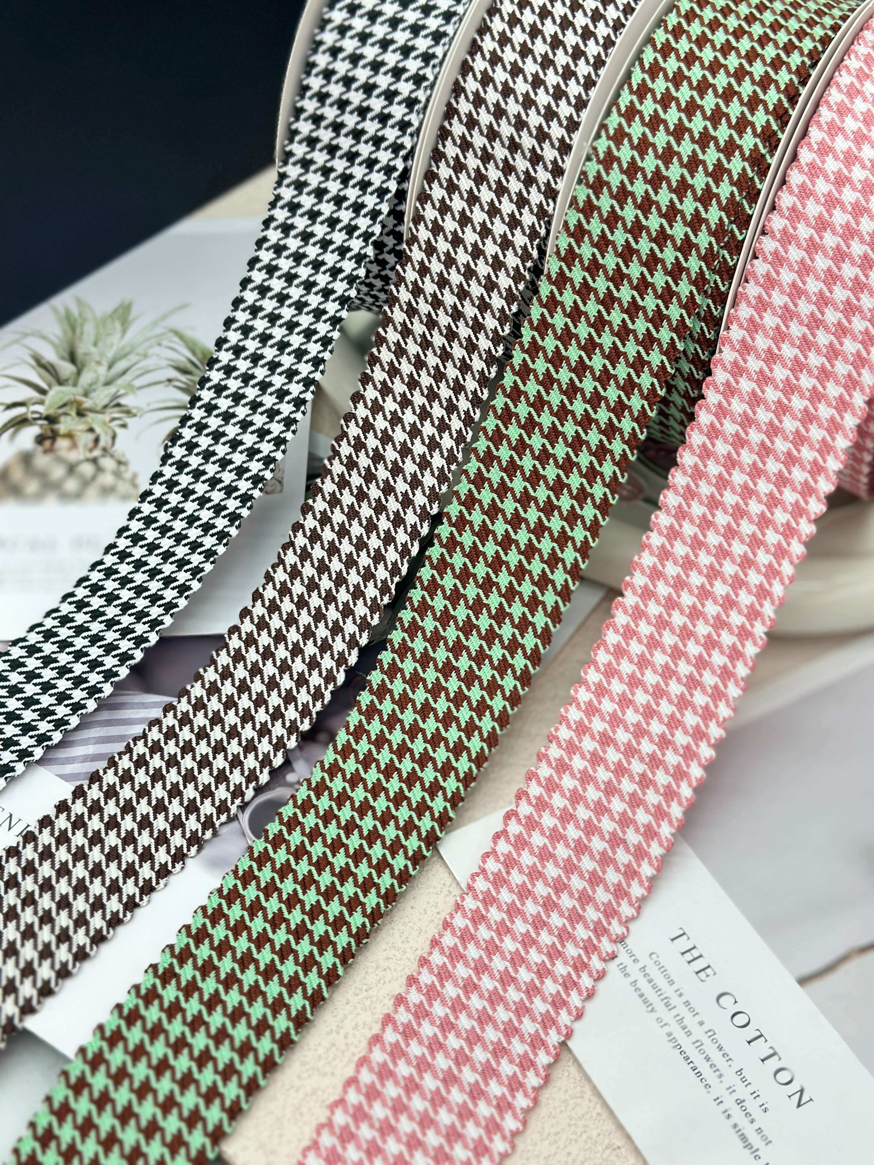 The 12-point notched checkered ribbon can be used for all scenarios such as gift packaging, bouquet packaging, and diy handicrafts Application Scenario