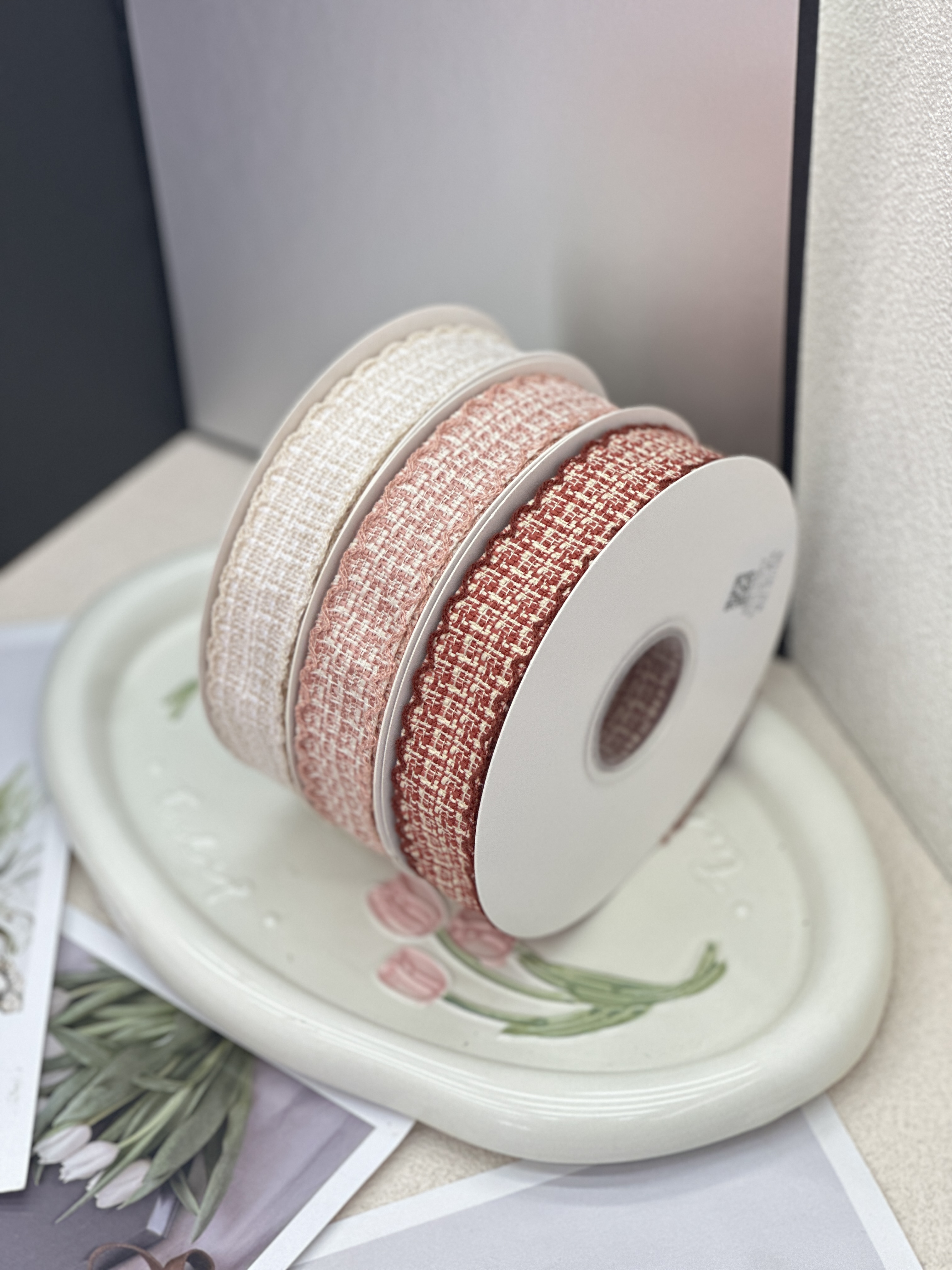 The 8-point hooked edge chanel-style can be used for gift wrapping, bouquet wrapping, bows, and DIY handicrafts