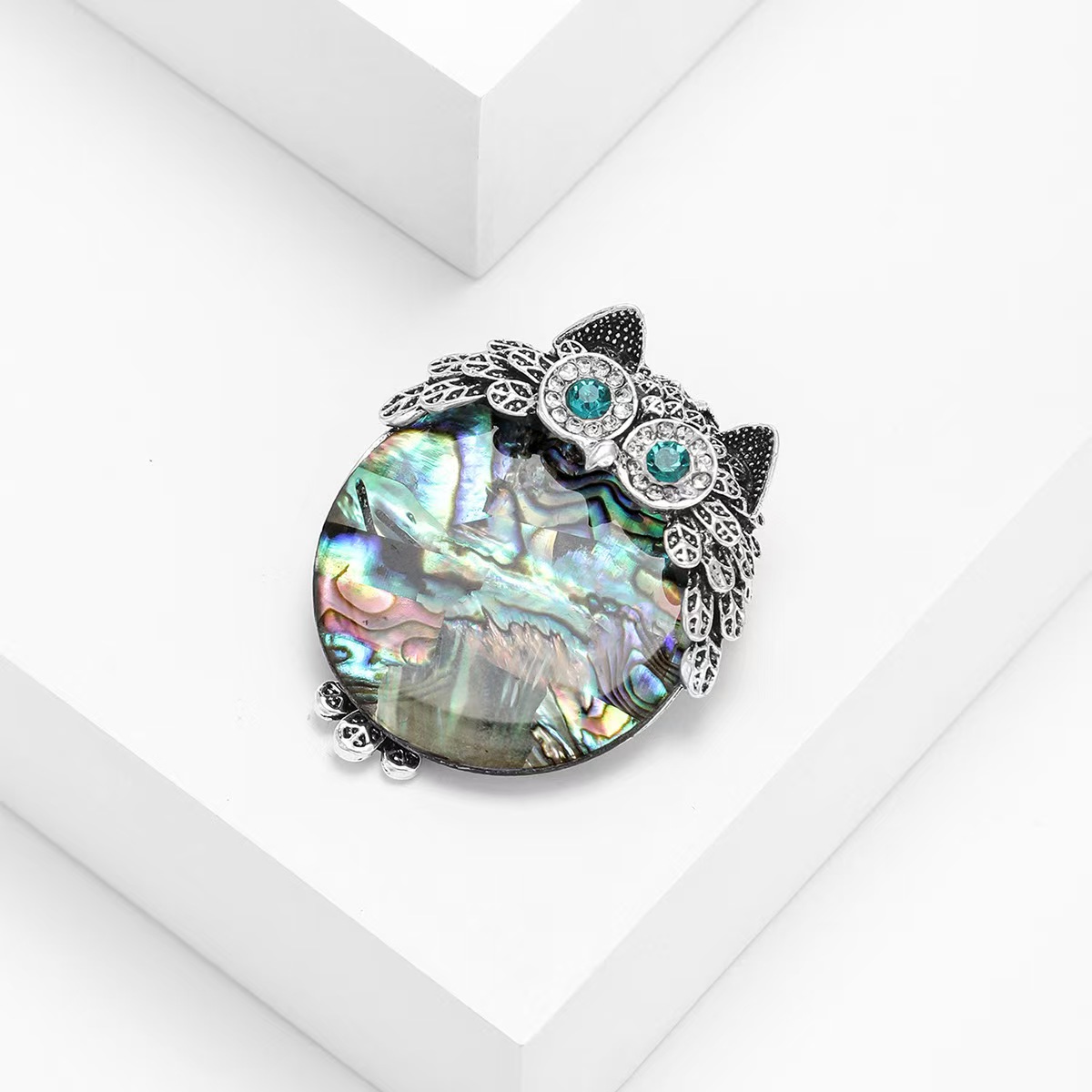 Wholesale of European and American cross-border owl, abalone, shell brooches, suit accessories, pin ornaments, fashionable and elegant collar pins details Picture