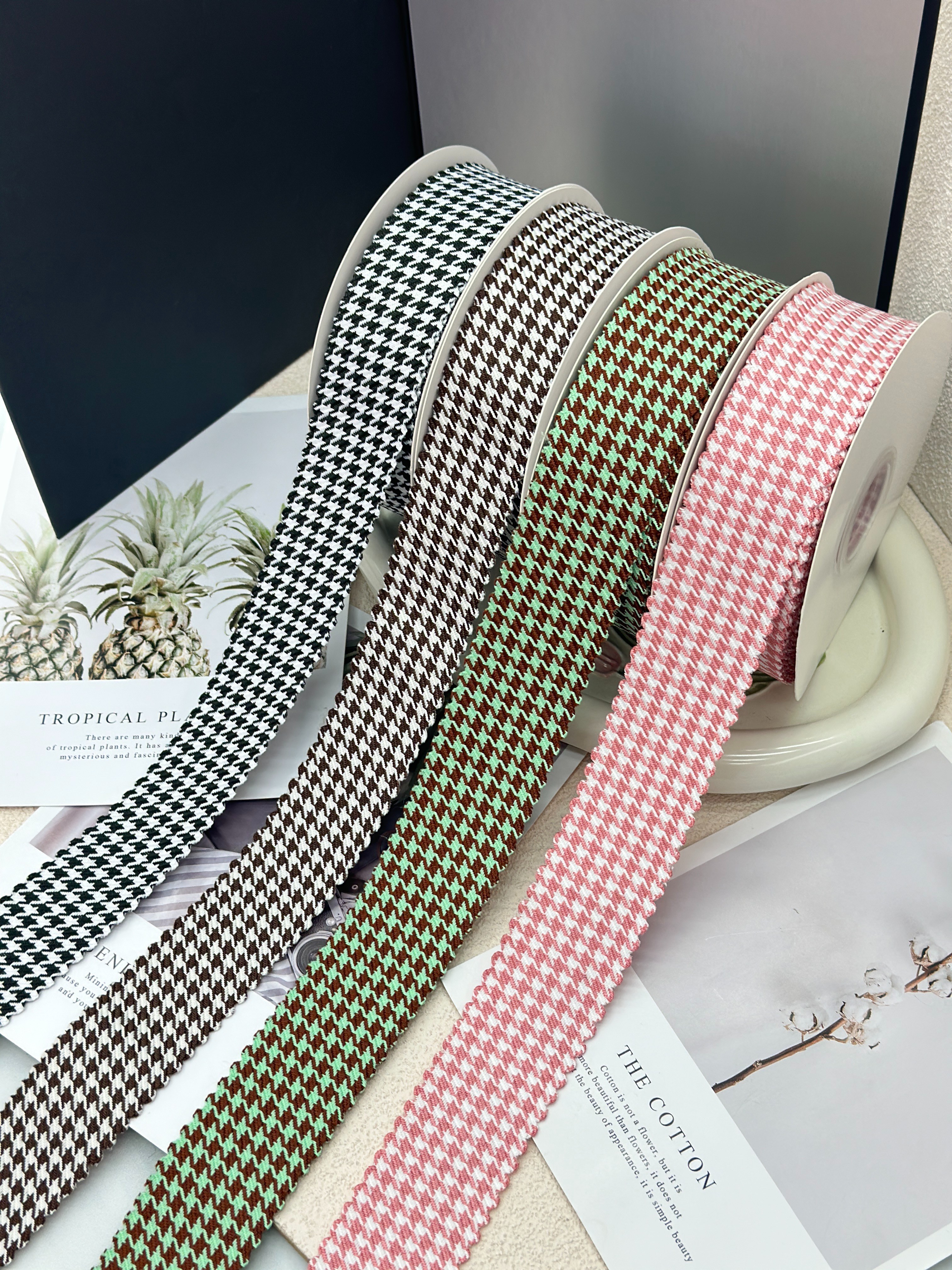 The 12-point notched checkered ribbon can be used for all scenarios such as gift packaging, bouquet packaging, and diy handicrafts details Picture