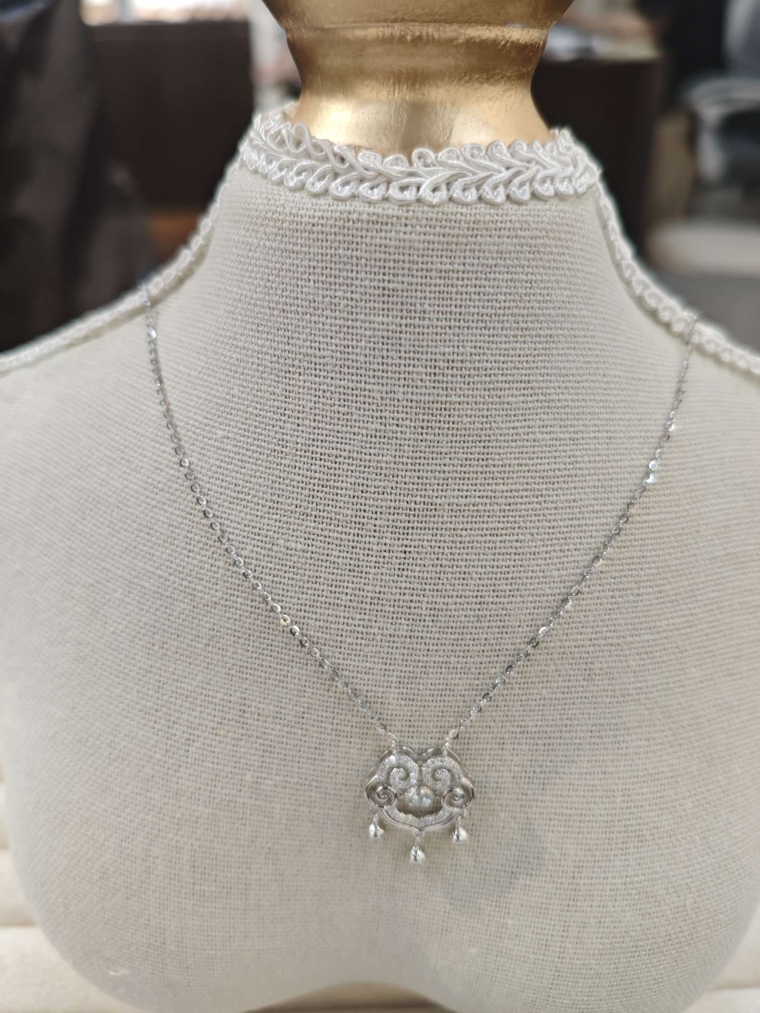 The new S925 silver necklace exudes a feminine charm with sparkling diamonds and auspicious clouds detail image 2
