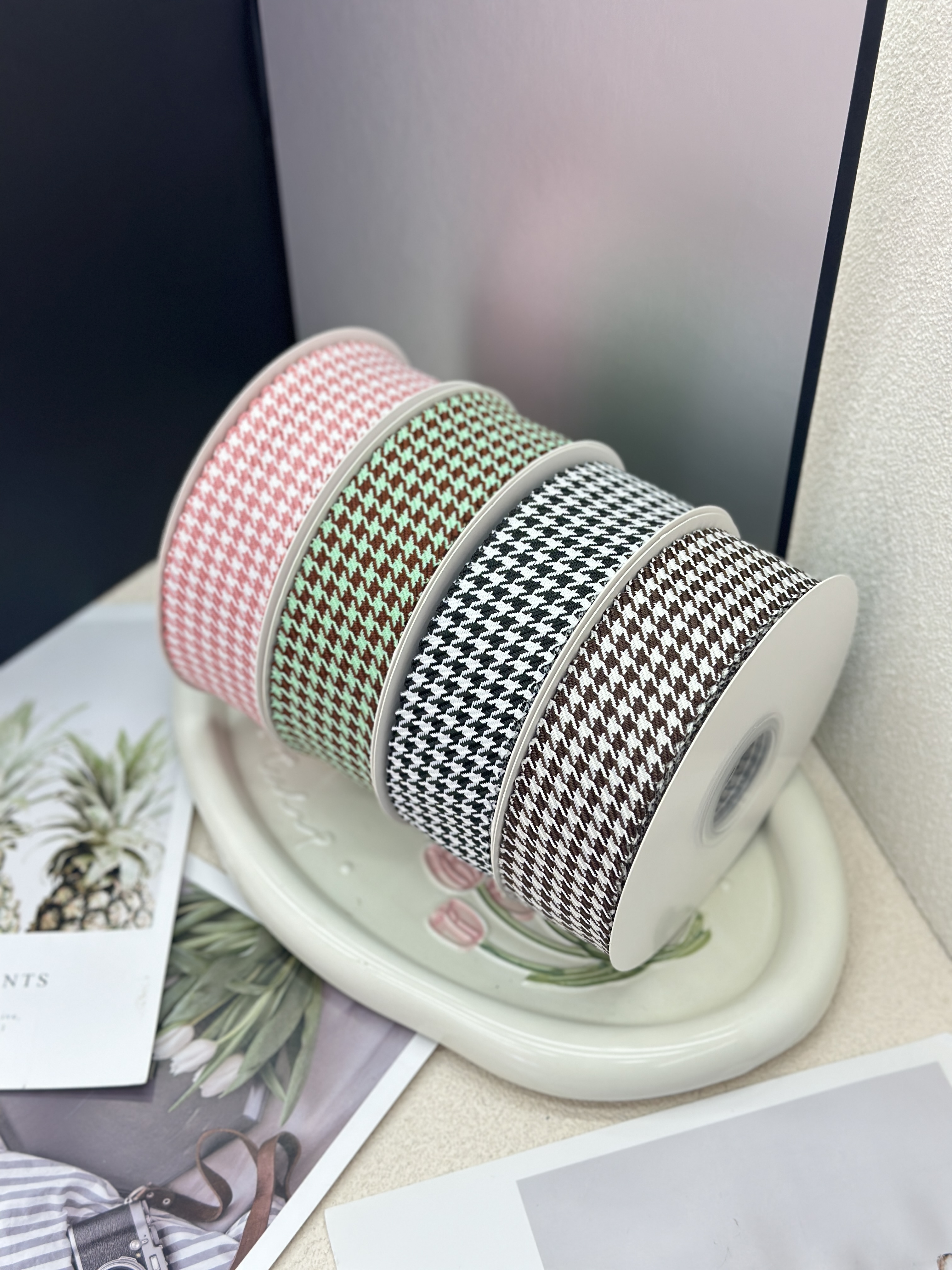 The 12-point notched checkered ribbon can be used for all scenarios such as gift packaging, bouquet packaging, and diy handicrafts