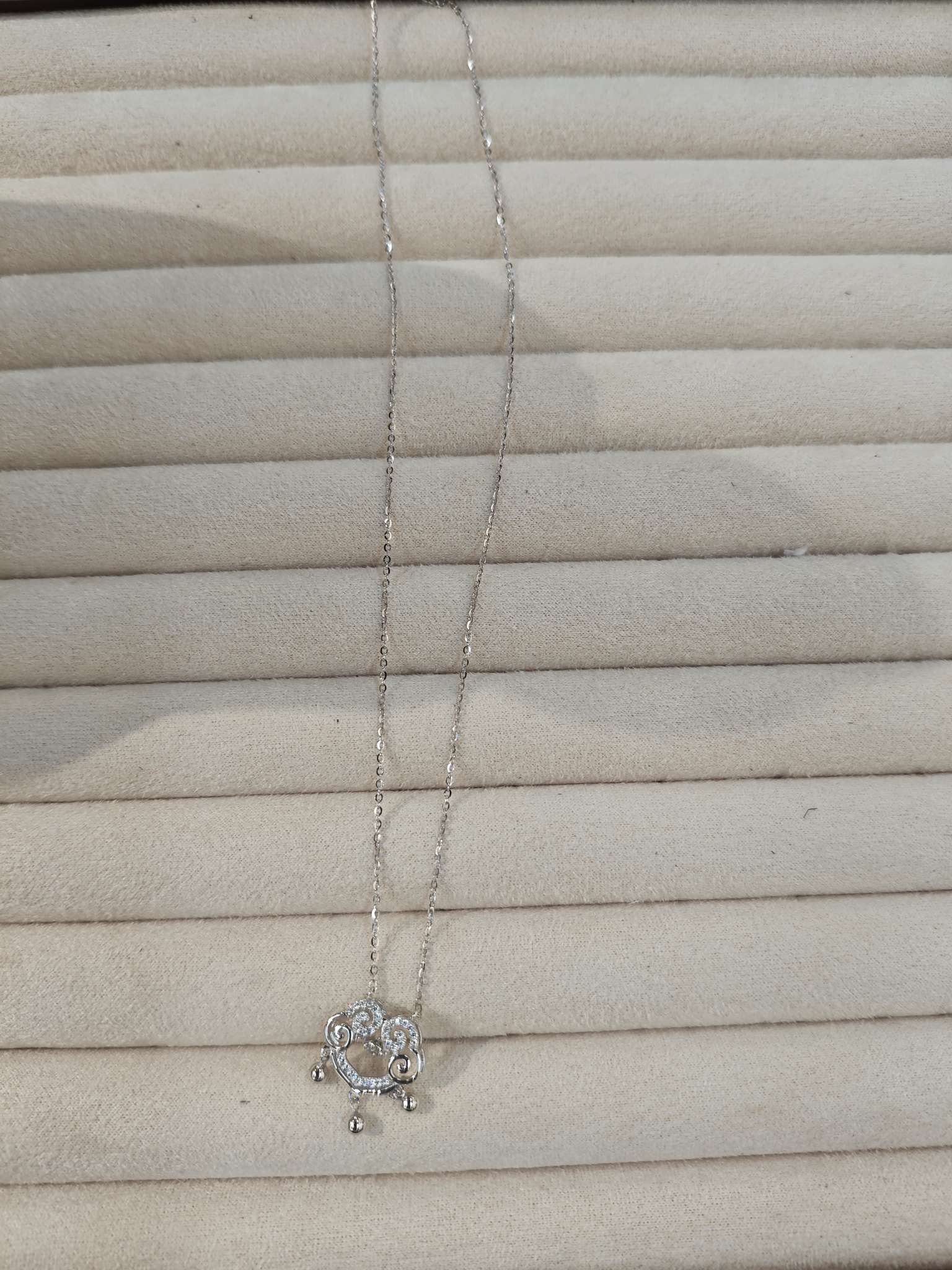 The new S925 silver necklace exudes a feminine charm with sparkling diamonds and auspicious clouds Specification image