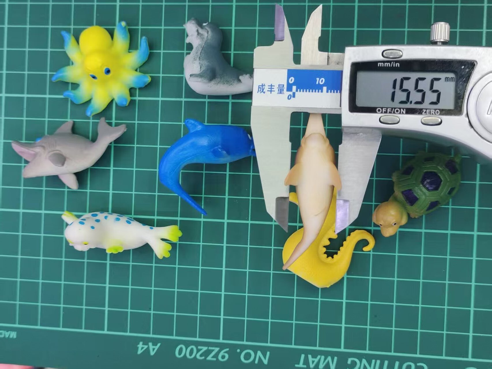 Blue plastic dolphin-shaped electronic scale, small scale, battery electronic scale, electronic scale Application Scenario