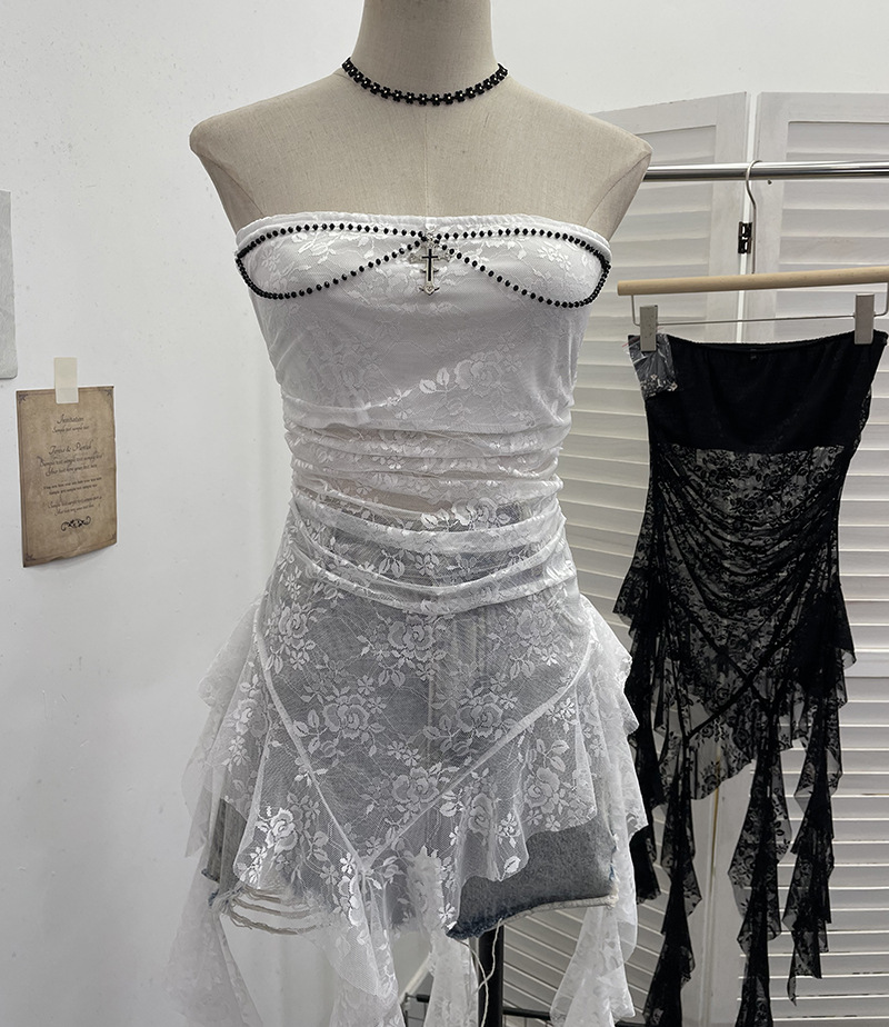 A real shot of a gothic-style lace strapless sexy sleeveless top with irregular ribbon decoration and a punk corset vest full figure