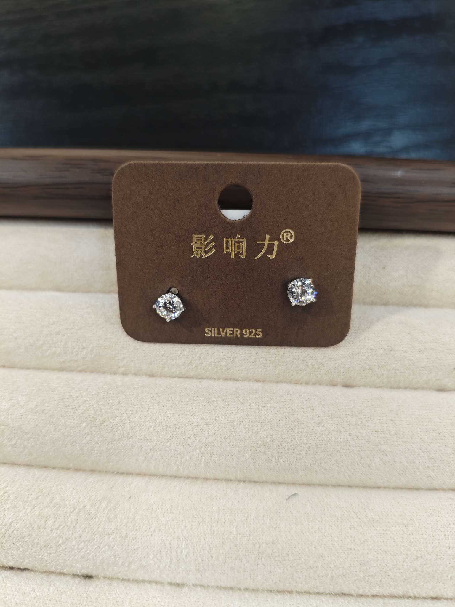 S925 sterling silver ear studs are popular for ear piercing. Round diamond silver ear stud earrings detail image 2