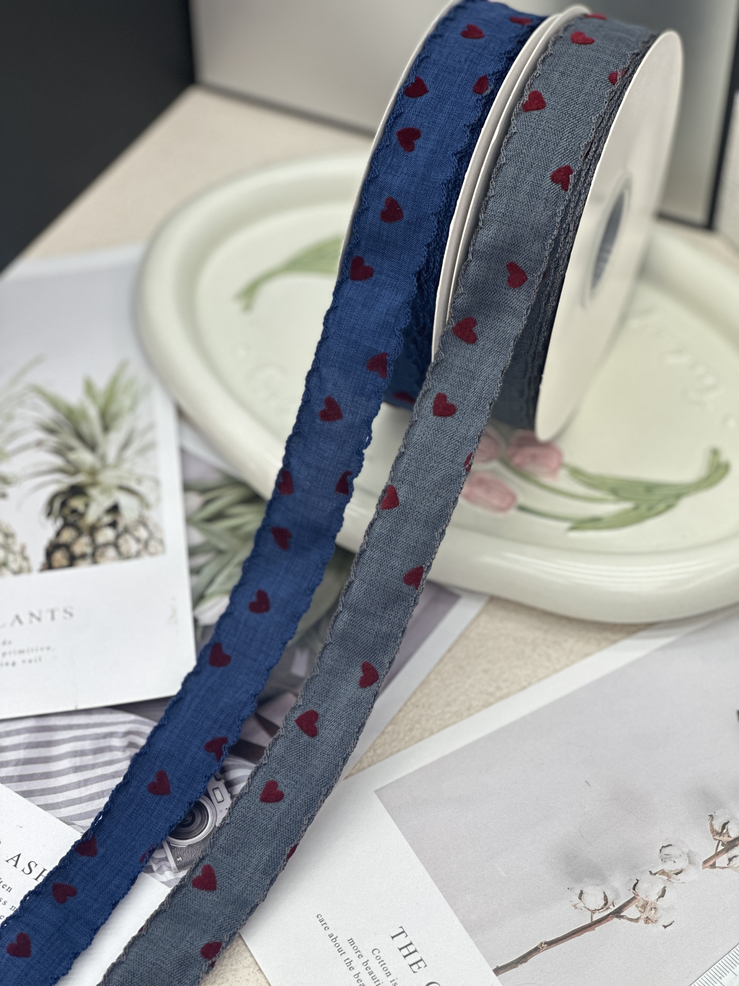 The 8-point outlined heart denim ribbon can be used for gift wrapping, bouquet wrapping, diy handicrafts, and bows Application Scenario