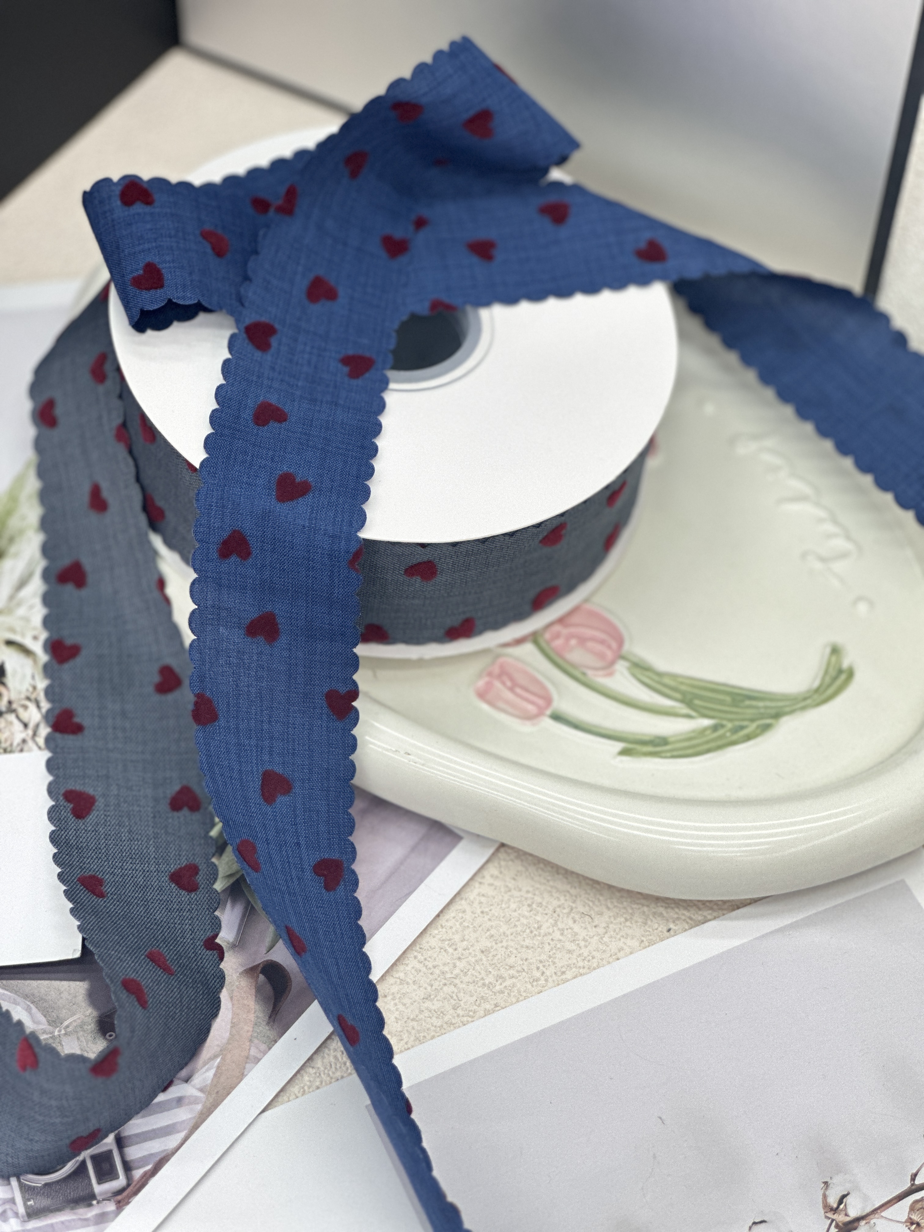 La cinta de cowboy de 12 puntos dentada peach heart se puede usar para envoltura de regalo, envoltura de ramo, arco, DIY hecho a mano Application Scenario