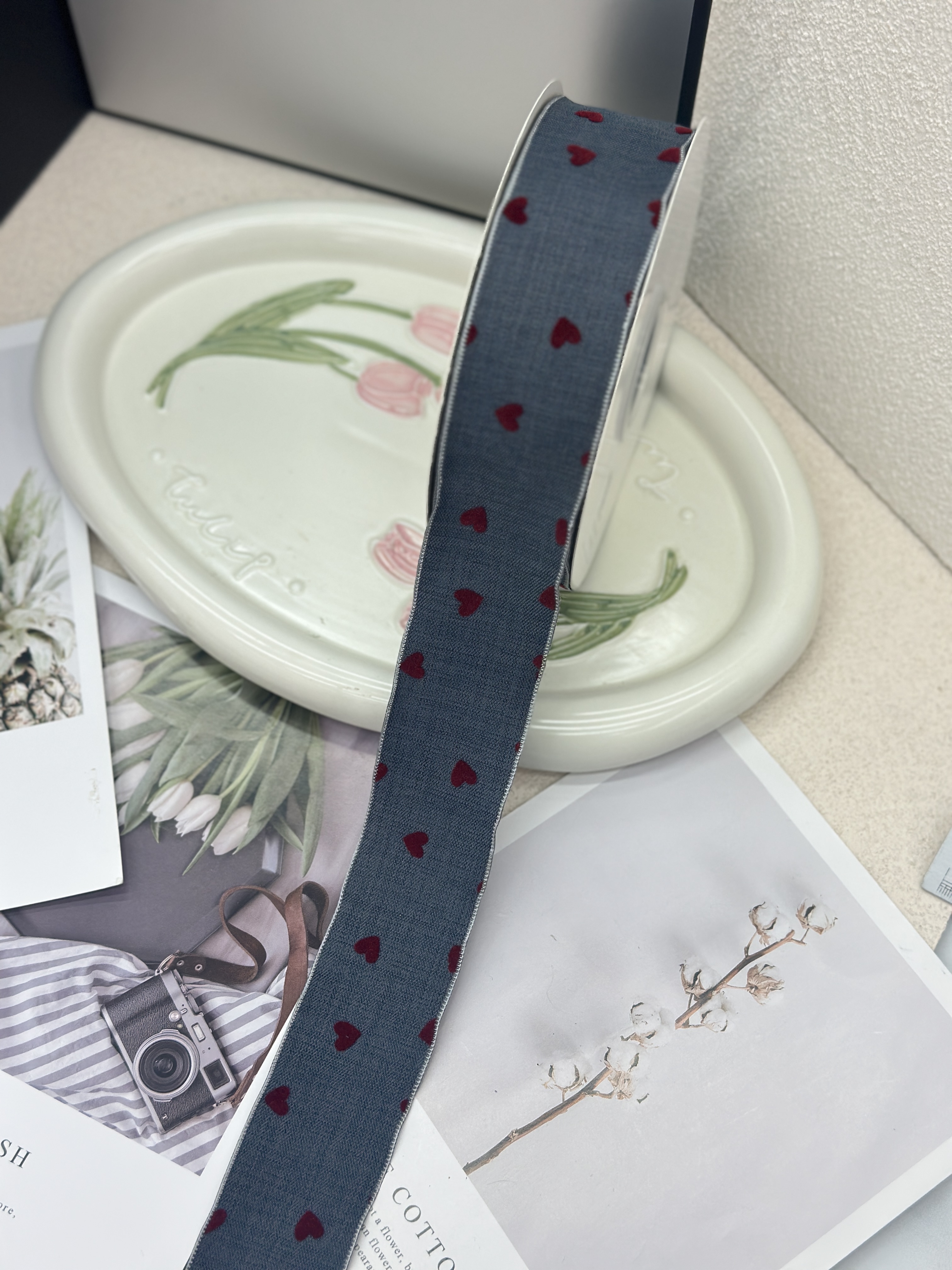 The 12-point straight-edge heart-shaped denim ribbon can be used for gift wrapping, bouquet wrapping, bows, and DIY handicrafts Application Scenario