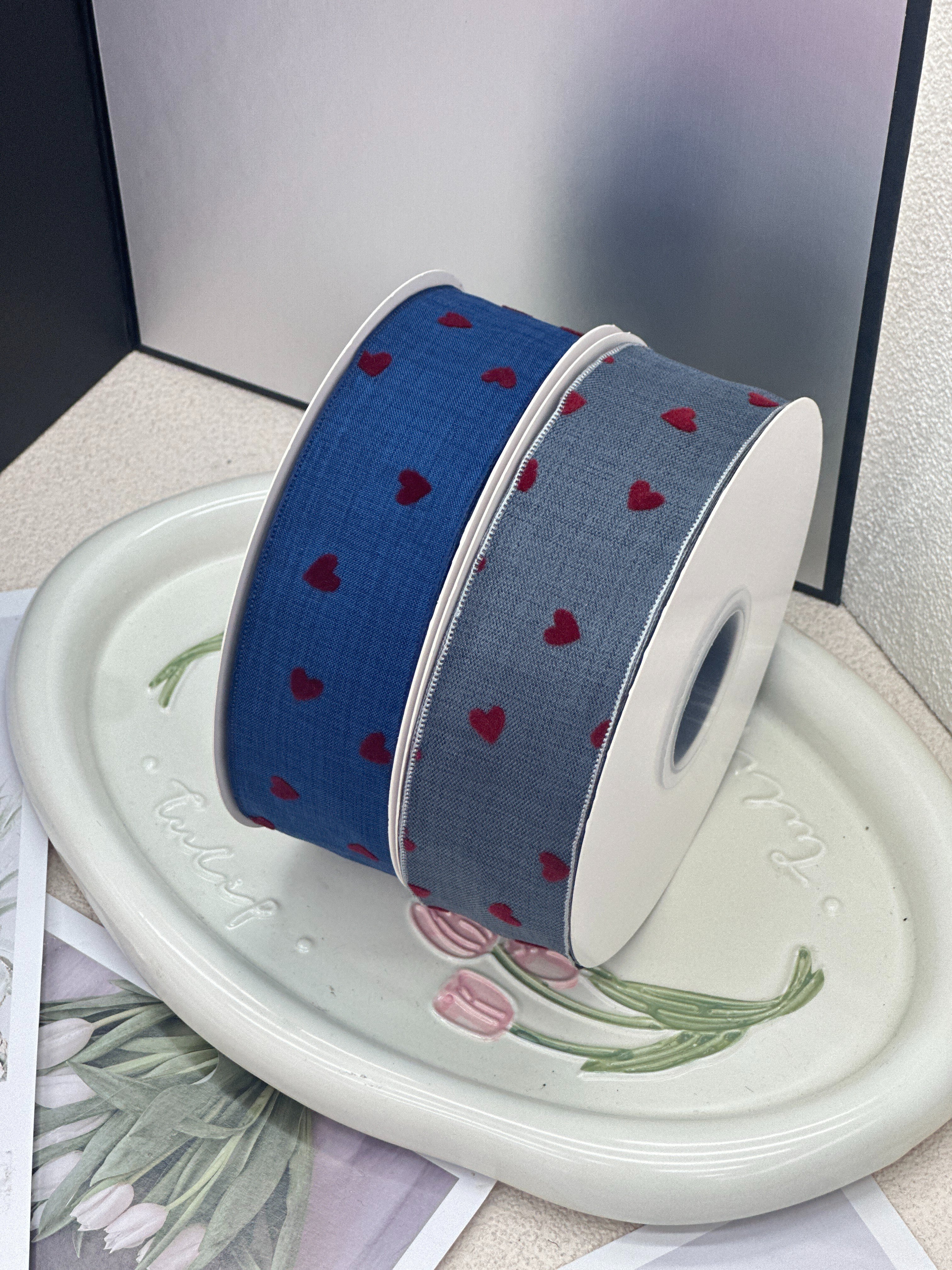 The 12-point straight-edge heart-shaped denim ribbon can be used for gift wrapping, bouquet wrapping, bows, and DIY handicrafts
