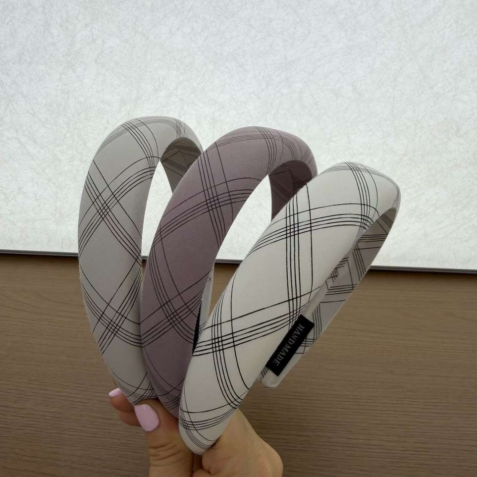 The 2026 new fabric fashion styling design is at the forefront of the trend. It features a retro classic checkered headband on the top of the head for women, a wide-edge fabric hair-showing and voluminous hairpin, and a letter anti-slip headband for washing the face detail image 16