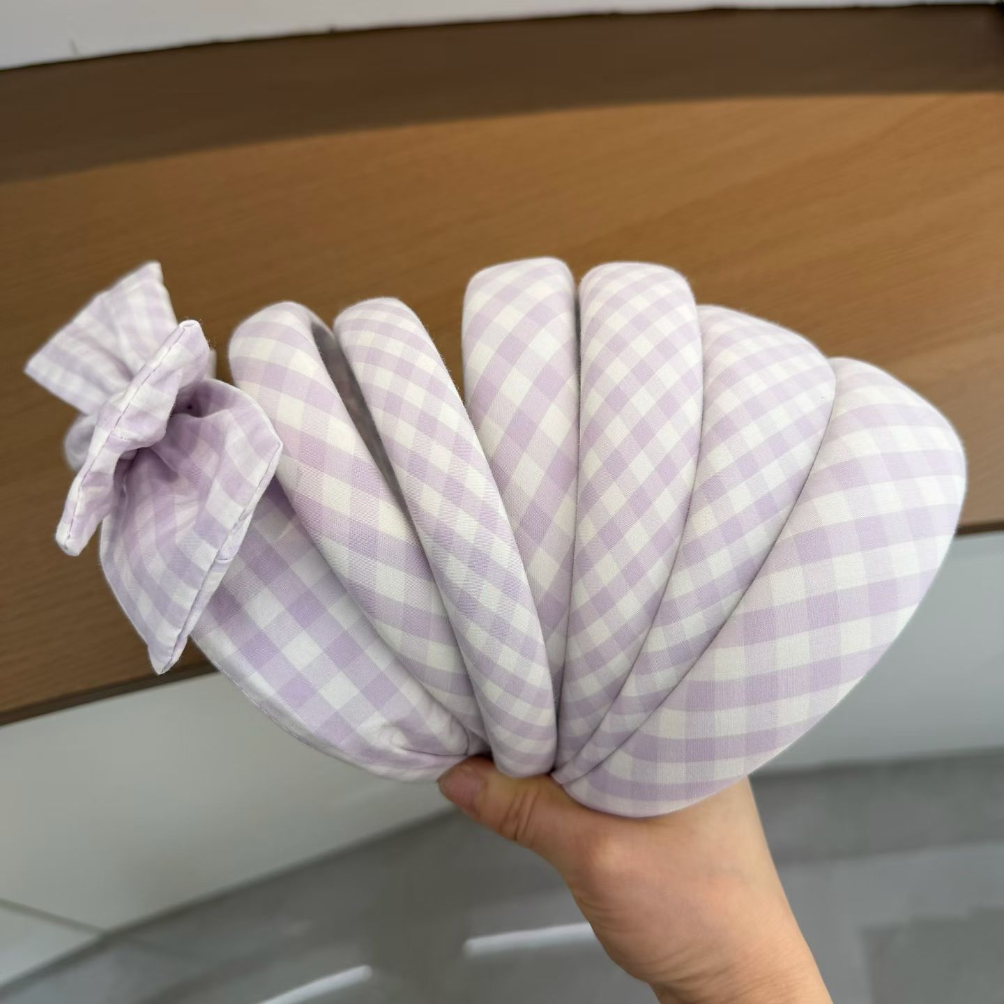 The 2026 new fabric fashion styling design is at the forefront of the trend. It features a retro classic checkered headband on the top of the head for women, a wide-edge fabric hair-showing and voluminous hairpin, and a letter anti-slip headband for washing the face detail image 8