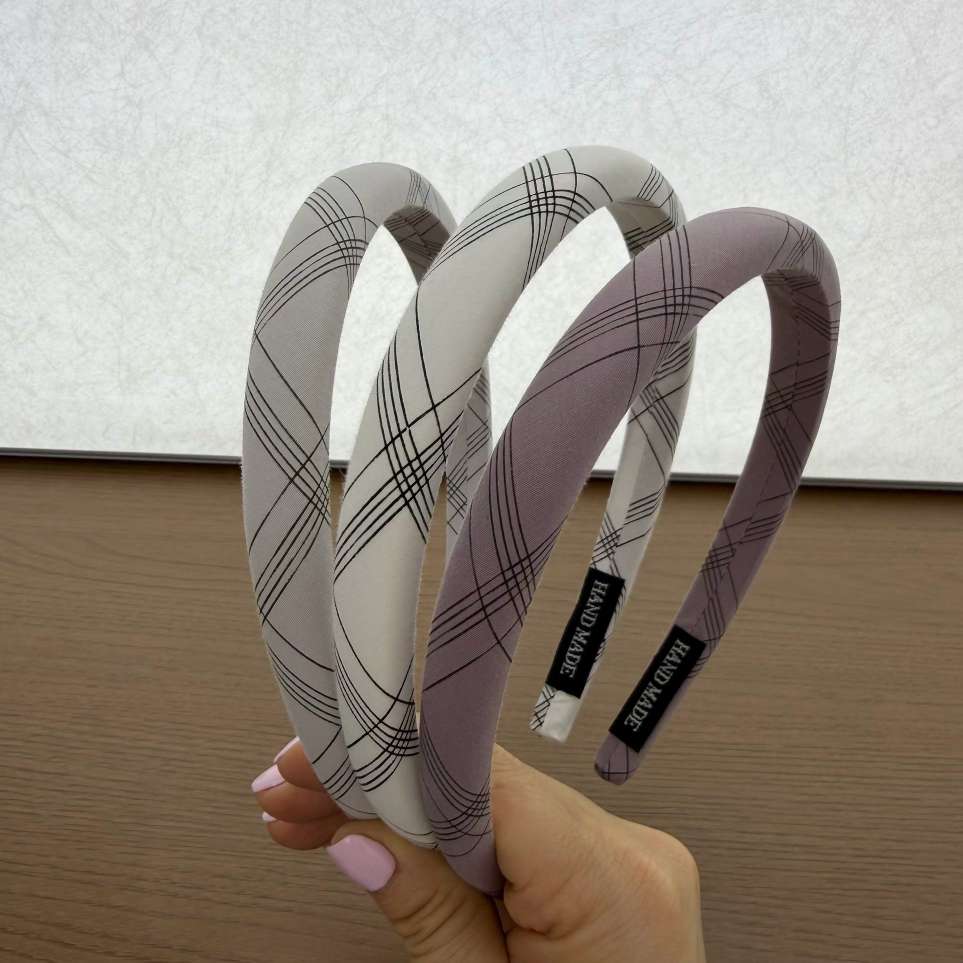The 2026 new fabric fashion styling design is at the forefront of the trend. It features a retro classic checkered headband on the top of the head for women, a wide-edge fabric hair-showing and voluminous hairpin, and a letter anti-slip headband for washing the face detail image 15
