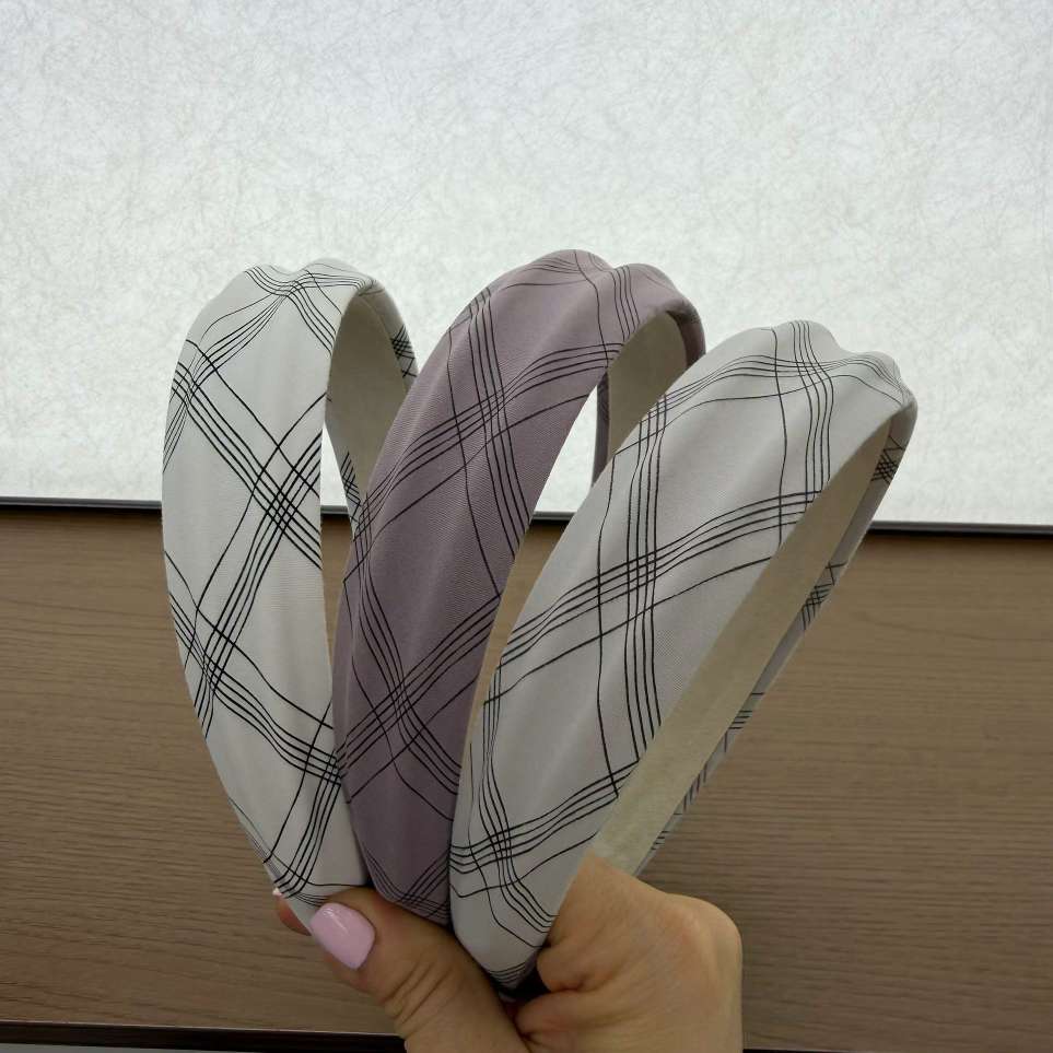 The 2026 new fabric fashion styling design is at the forefront of the trend. It features a retro classic checkered headband on the top of the head for women, a wide-edge fabric hair-showing and voluminous hairpin, and a letter anti-slip headband for washing the face detail image 14