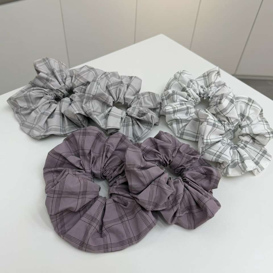 The 2026 new fabric fashion styling design is at the forefront of the trend. It features a retro classic checkered headband on the top of the head for women, a wide-edge fabric hair-showing and voluminous hairpin, and a letter anti-slip headband for washing the face detail image 13