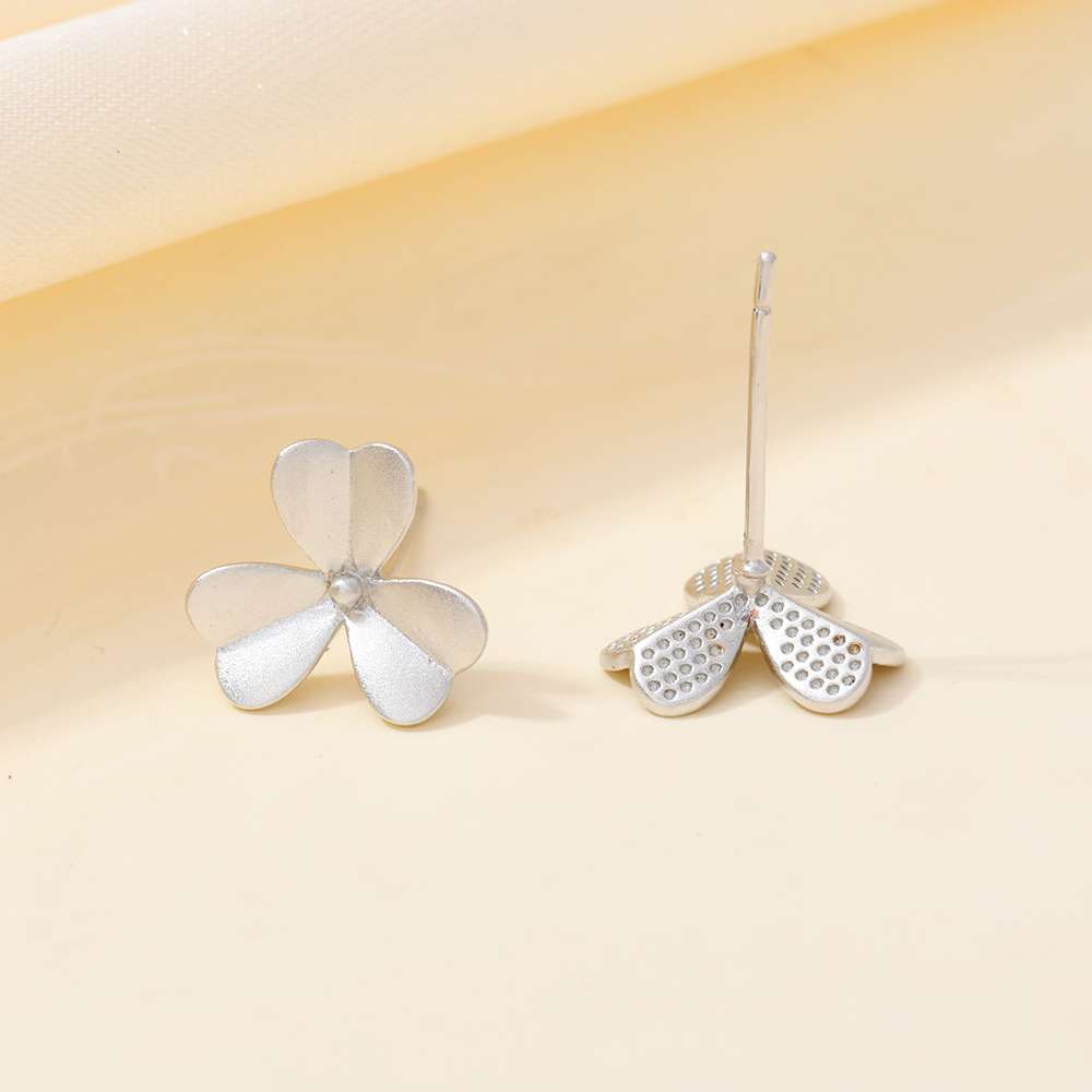 A pair of S925 pure pearl ear studs, ear needles for ear piercing, third-color flower silver ear studs detail image 3
