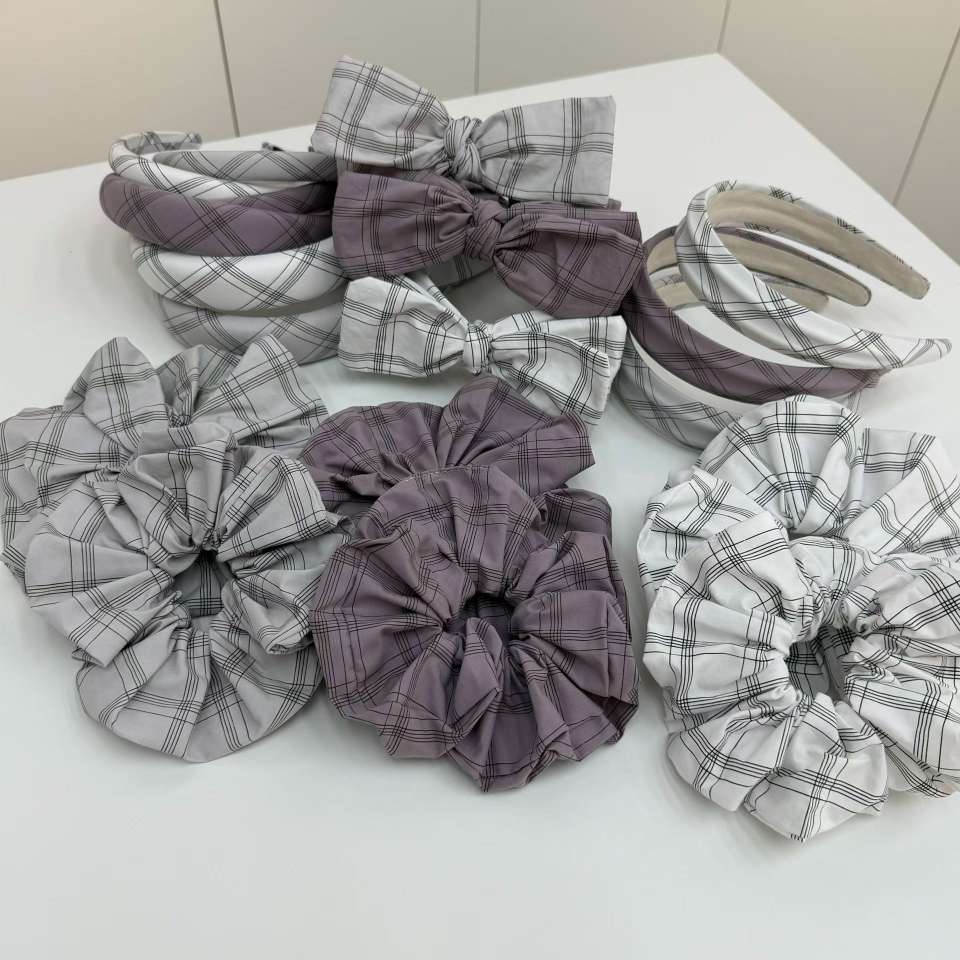The 2026 new fabric fashion styling design is at the forefront of the trend. It features a retro classic checkered headband on the top of the head for women, a wide-edge fabric hair-showing and voluminous hairpin, and a letter anti-slip headband for washing the face detail image 11
