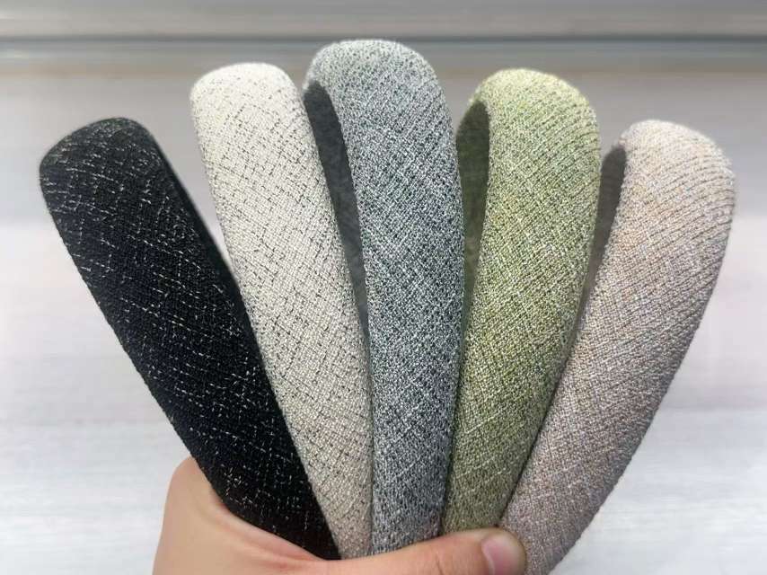 The 2026 new fabric fashion styling design is at the forefront of the trend. It features a retro classic checkered headband on the top of the head for women, a wide-edge fabric hair-showing and voluminous hairpin, and a letter anti-slip headband for washing the face detail image 5