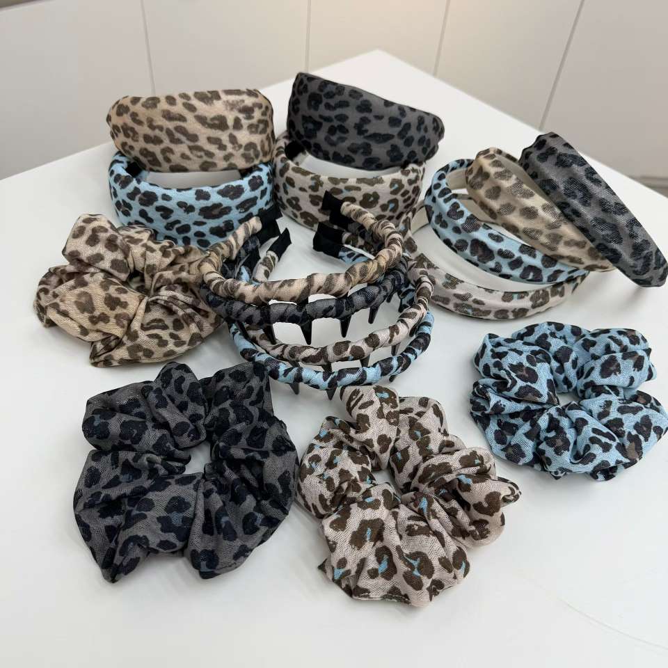 The 2026 new fabric fashion styling design is at the forefront of the trend. It features a retro classic checkered headband on the top of the head for women, a wide-edge fabric hair-showing and voluminous hairpin, and a letter anti-slip headband for washing the face Specification image
