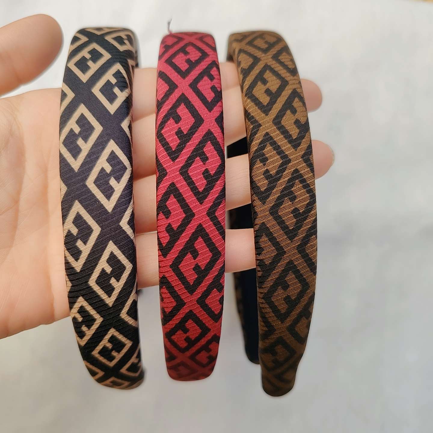 The 2026 new fabric fashion styling design is at the forefront of the trend. It features a retro classic checkered headband on the top of the head for women, a wide-edge fabric hair-showing and voluminous hairpin, and a letter anti-slip headband for washing the face detail image 3