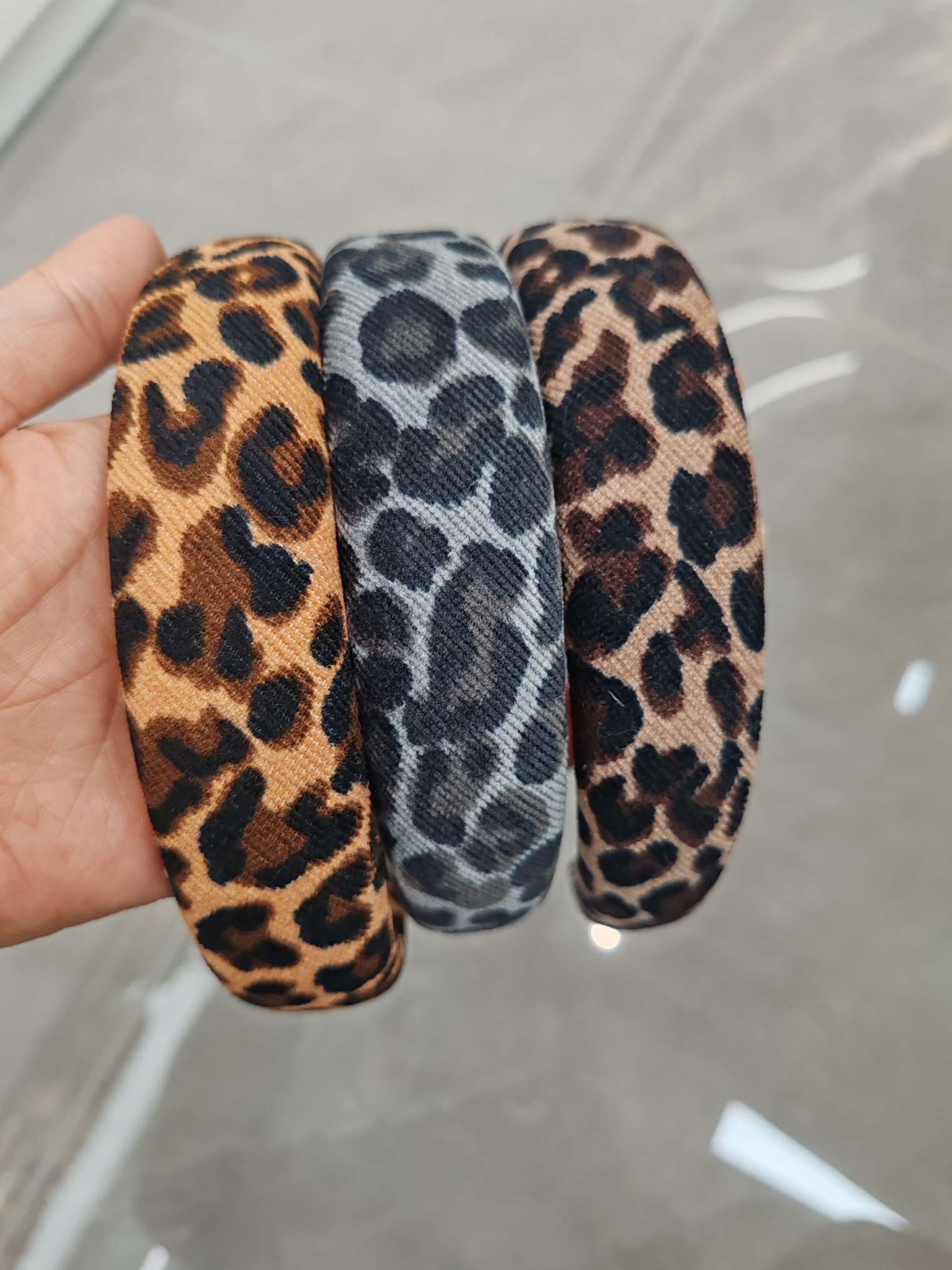 The 2026 new fabric fashion styling design is at the forefront of the trend. It features a retro classic checkered headband on the top of the head for women, a wide-edge fabric hair-showing and voluminous hairpin, and a letter anti-slip headband for washing the face detail image 2