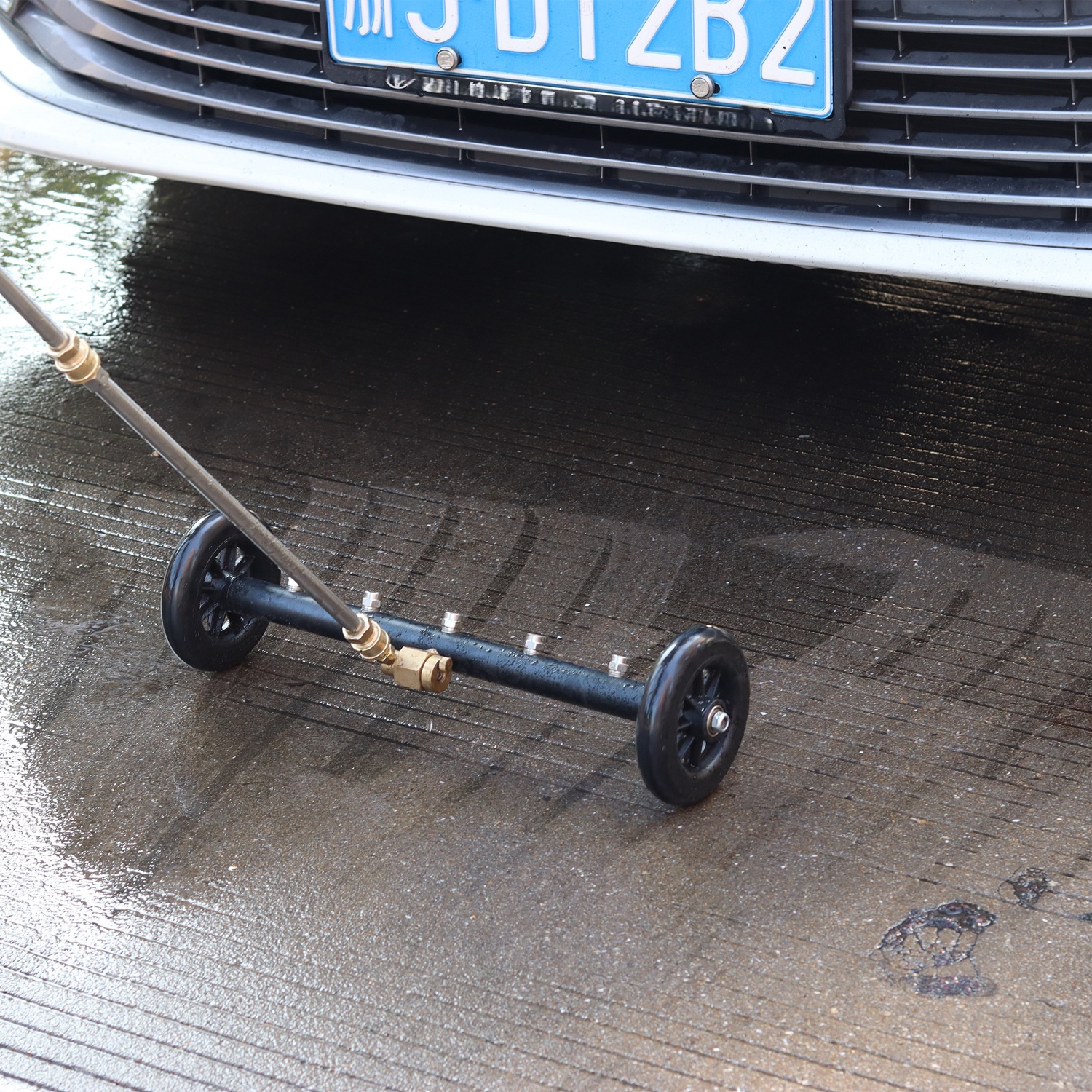 The high-pressure cleaner is a dual-purpose floor scrubber with a stainless steel extension rod for cleaning the base and scrubbing the floor Item Picture