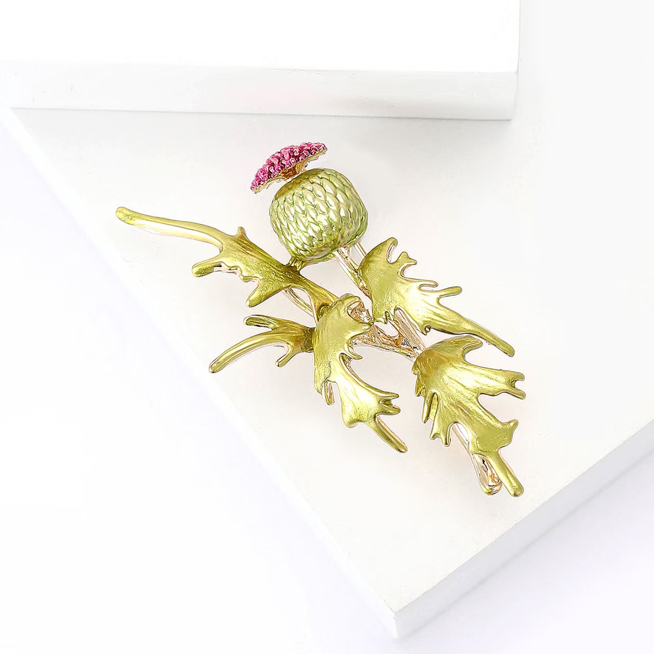 New high-end alloy enamel primrose brooch, a fashionable and fresh lady's coat cardigan brooch accessory Application Scenario
