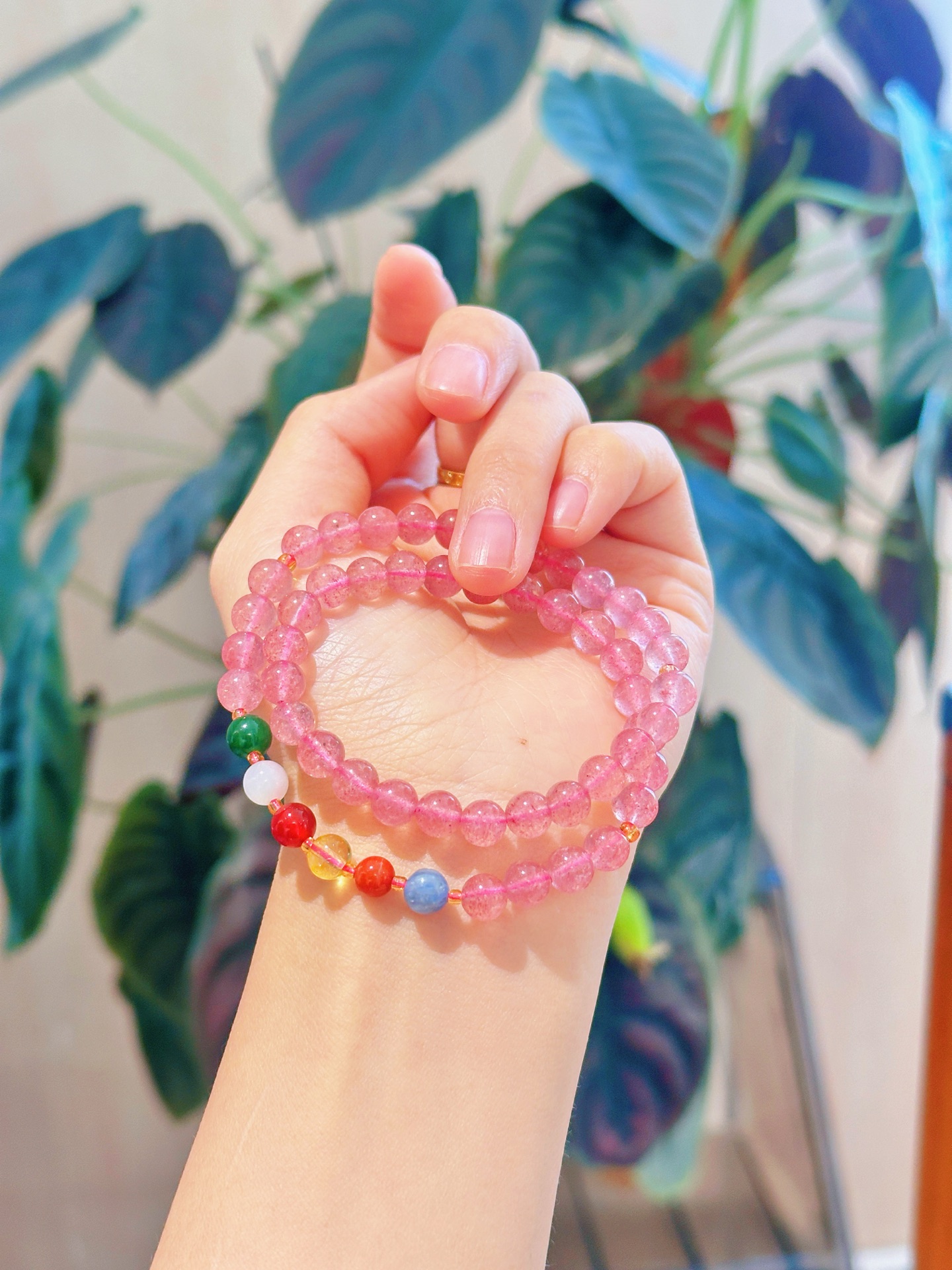 【 Yajinpei Jewelry 】6mm Strawberry Crystal Moonstone Dopamine Double Ring Bracelet Application Scenario