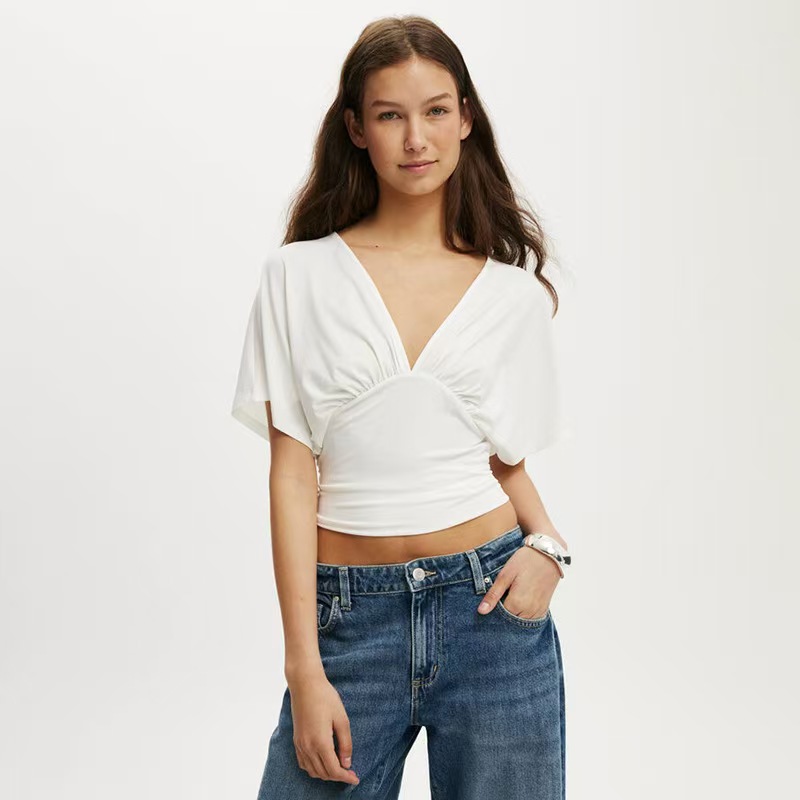 The 2026 new Spring/Summer bestseller for European and American women: A new round-neck pullover, V-neck, bat-shaped sleeve, and cinched waist T-shirt top Application Scenario