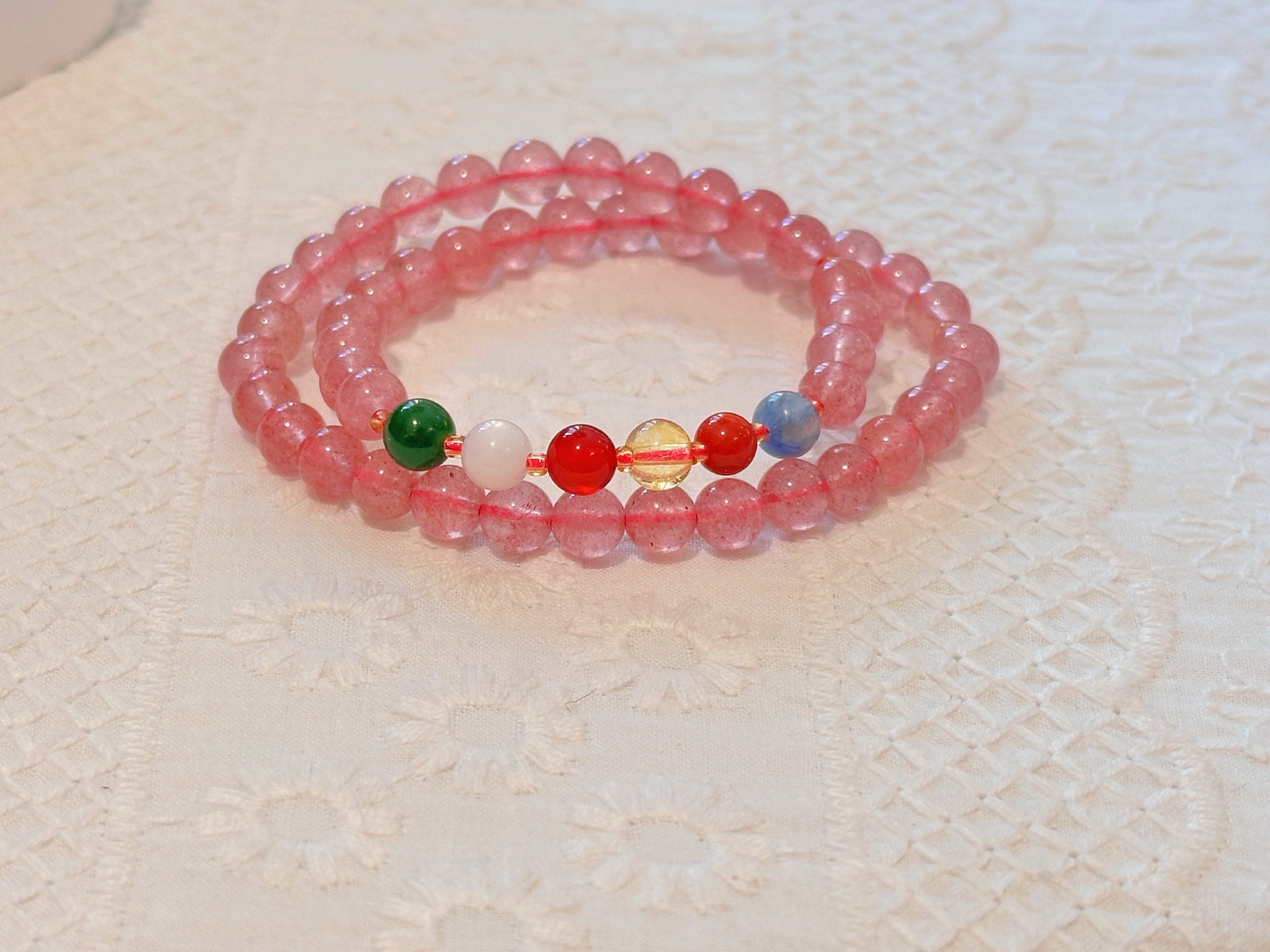 【 Yajinpei Jewelry 】6mm Strawberry Crystal Moonstone Dopamine Double Ring Bracelet Item Picture
