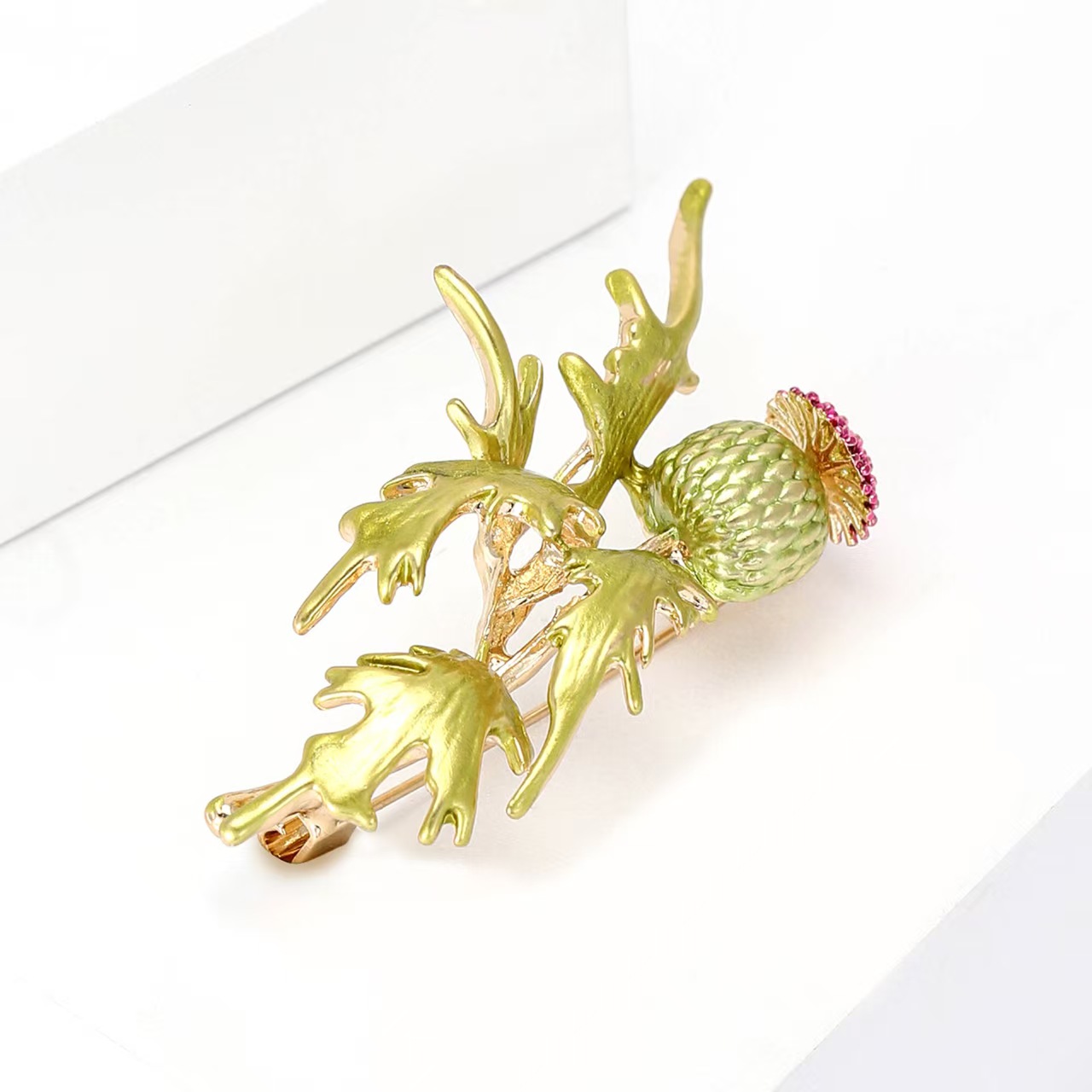 New high-end alloy enamel primrose brooch, a fashionable and fresh lady's coat cardigan brooch accessory Specification image