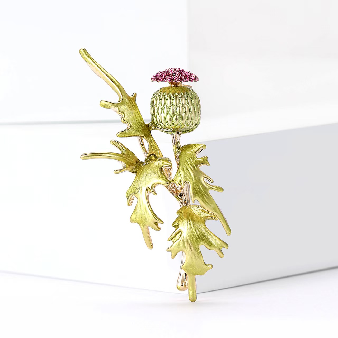 New high-end alloy enamel primrose brooch, a fashionable and fresh lady's coat cardigan brooch accessory Item Picture