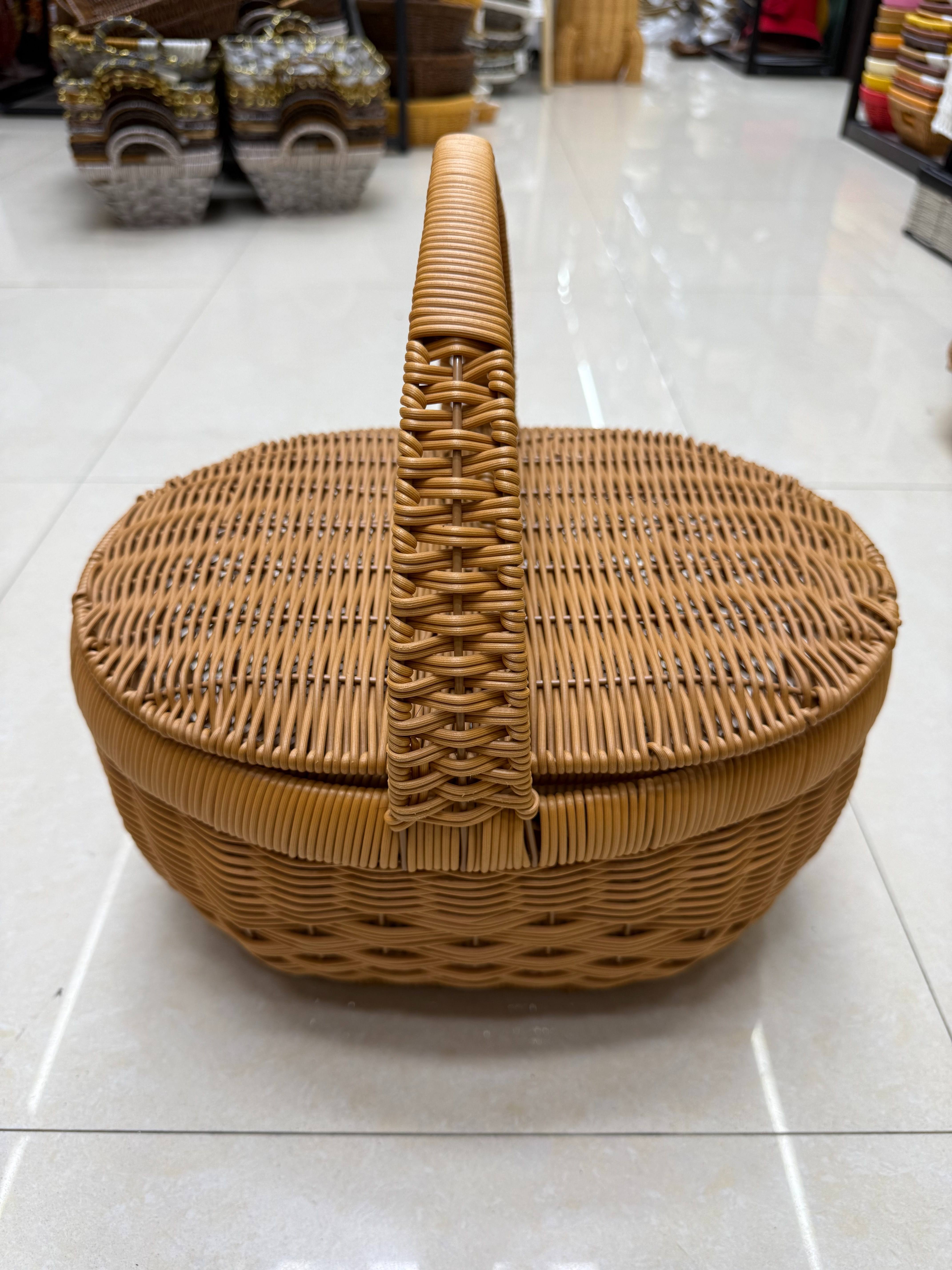 A large covered wicker-like woven Dan basket, a picnic basket, a bread and fruit basket, a vegetable basket, a home storage basket, a covered basket for zongzi during the Dragon Boat Festival, a supermarket gift packaging basket Application Scenario