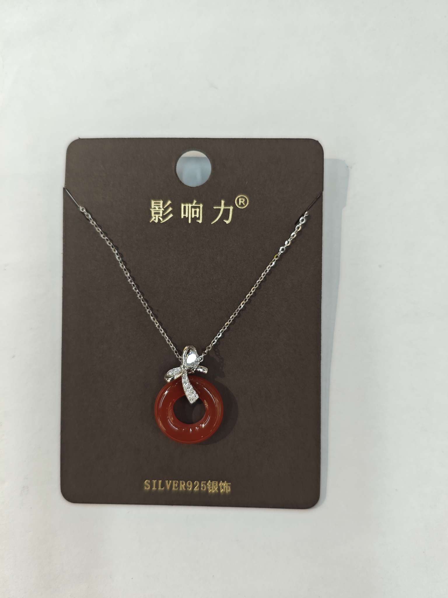 The S925 pure silver chalcedony collarbone chain is a niche and light luxury neck accessory. The silver chain is fashionable and versatile Item Picture