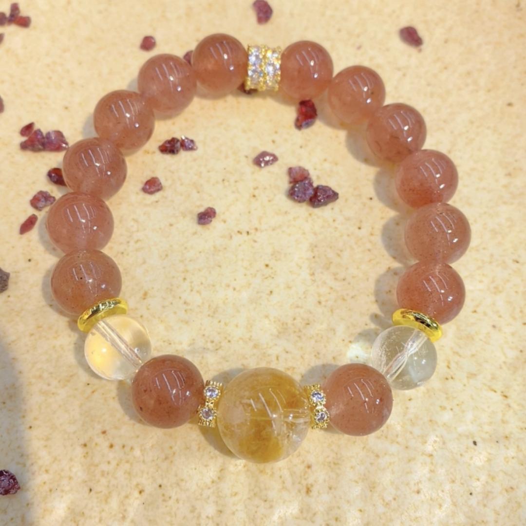 The new four-leaf clover crystal bracelet is fashionable and versatile Application Scenario