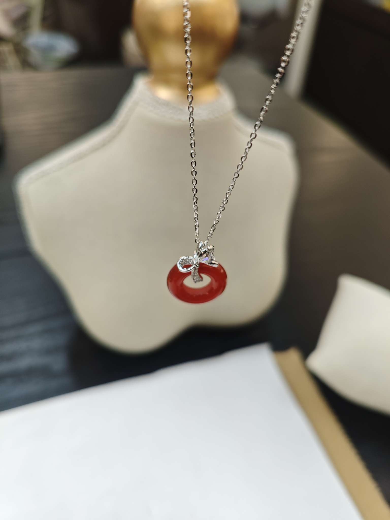 The S925 pure silver chalcedony collarbone chain is a niche and light luxury neck accessory. The silver chain is fashionable and versatile Specification image
