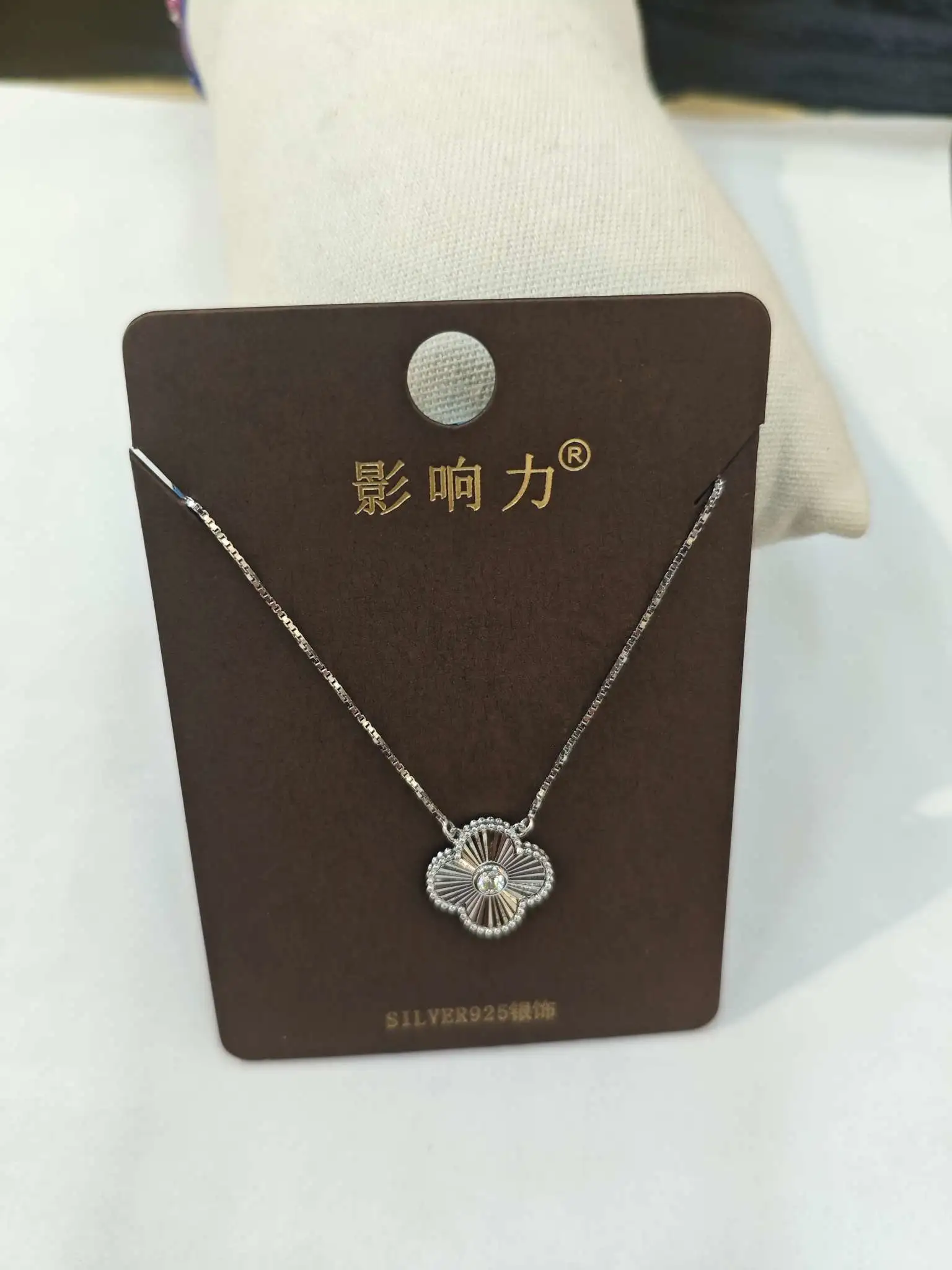 The influence cold style s925 sterling silver necklace with four-leaf clover and diamond splicing is a simple and fashionable accessory for women, trendy and versatile detail image 5